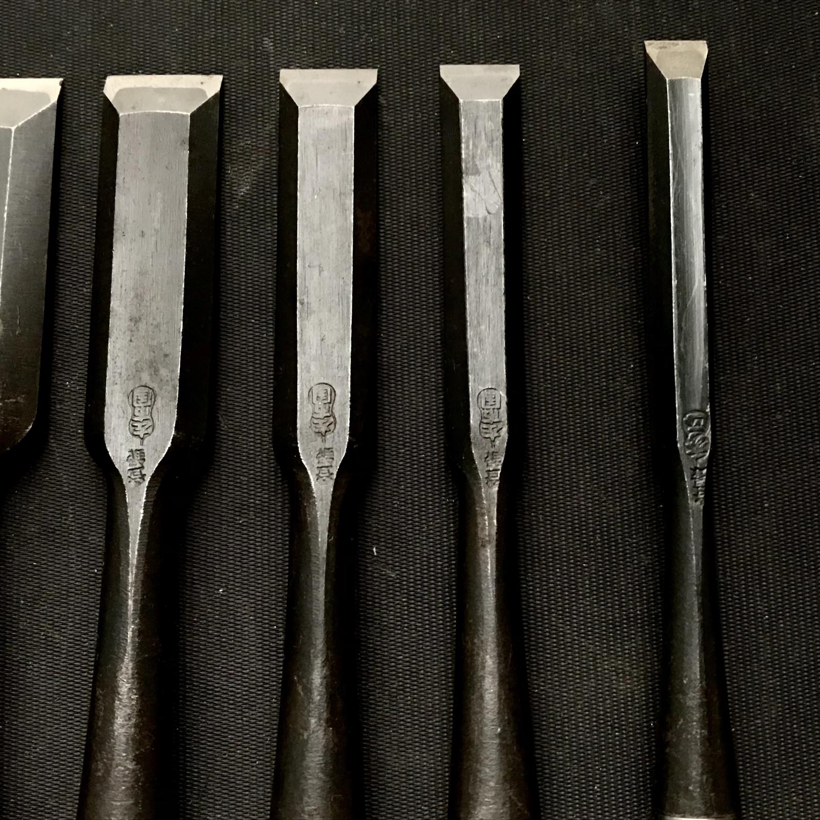 Old stock Hidari-Ichikuni Bench chisels set 掘出し物 左市國 追入6本組鑿 紫檀柄 Oirenomi