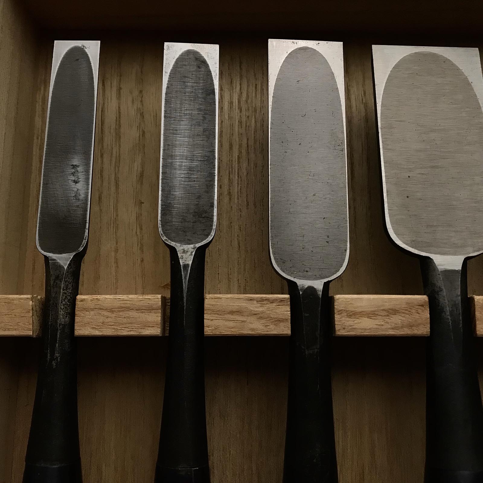 Old stock Yamahiro Shorter timber chisels set by Okayama Takeshi 掘出し物 岡山猛作 山弘 中叩5本組鑿 Chu-Tatakinomi