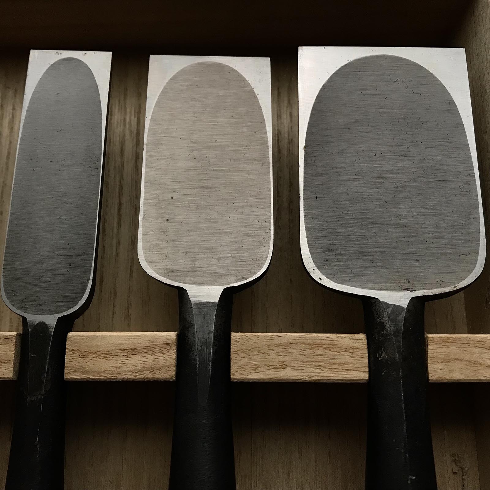 Old stock Yamahiro Shorter timber chisels set by Okayama Takeshi 掘出し物 岡山猛作 山弘 中叩5本組鑿 Chu-Tatakinomi