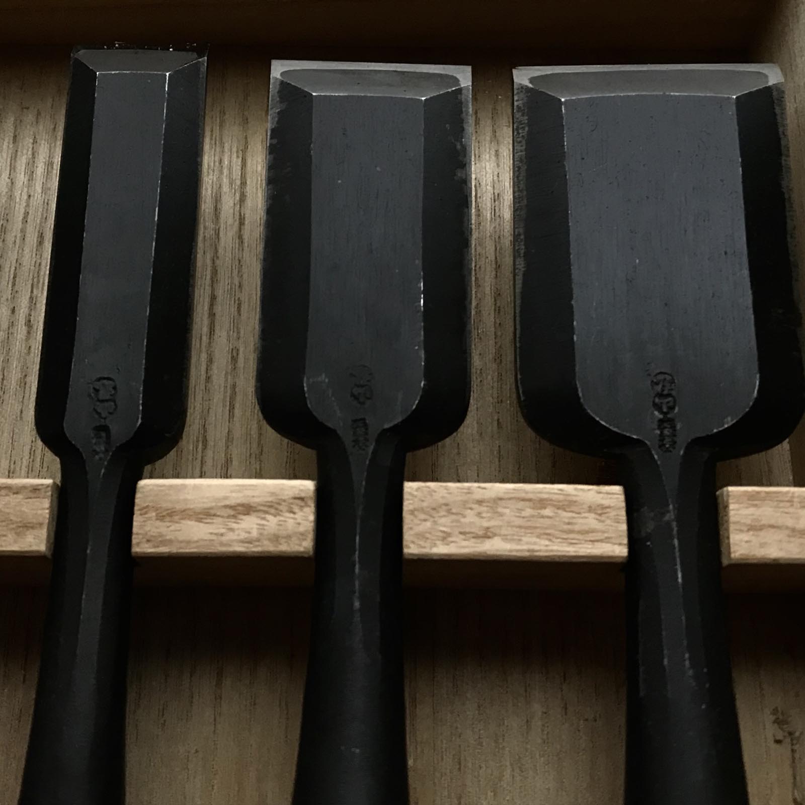 Old stock Yamahiro Shorter timber chisels set by Okayama Takeshi 掘出し物 岡山猛作 山弘 中叩5本組鑿 Chu-Tatakinomi