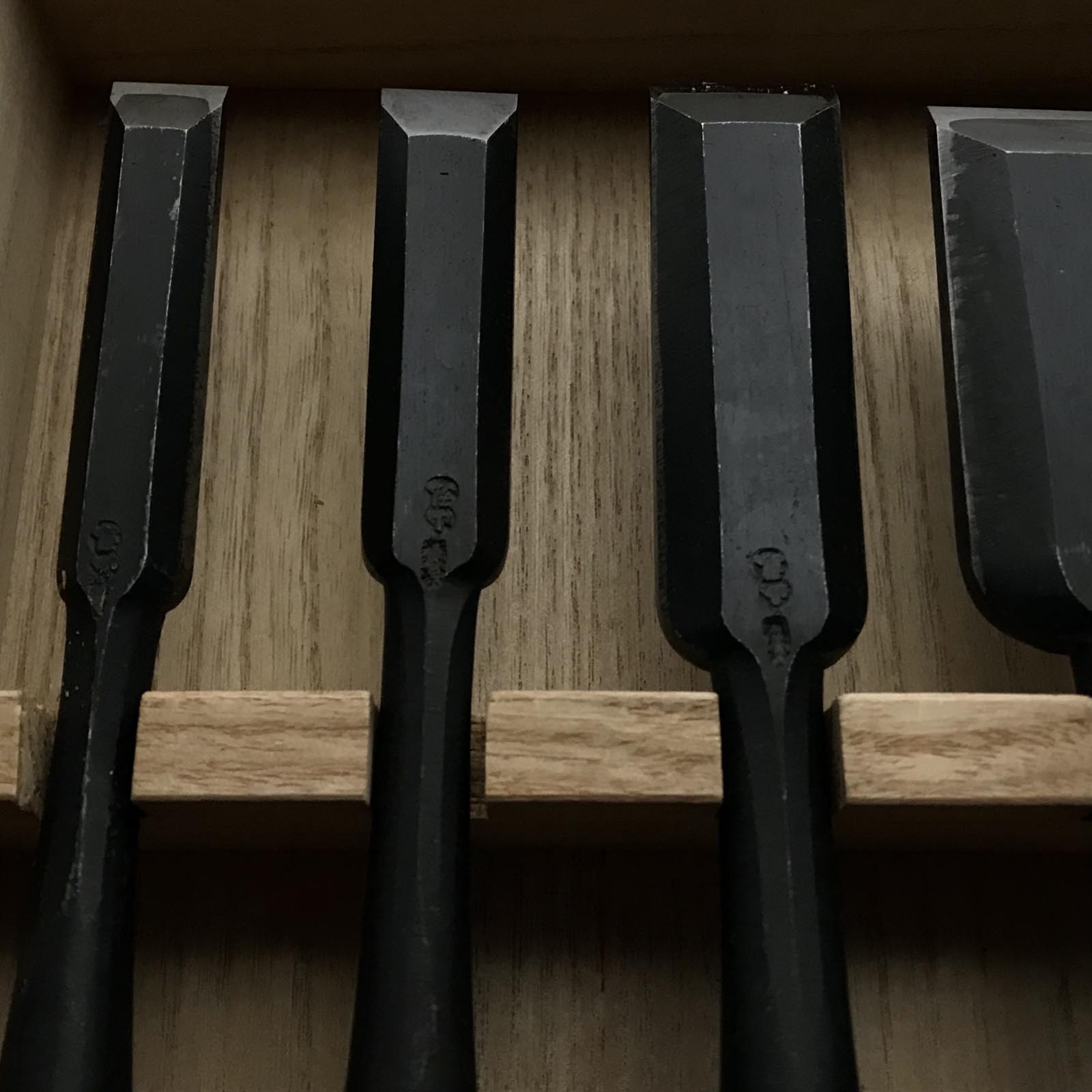 Old stock Yamahiro Shorter timber chisels set by Okayama Takeshi 掘出し物 岡山猛作 山弘 中叩5本組鑿 Chu-Tatakinomi
