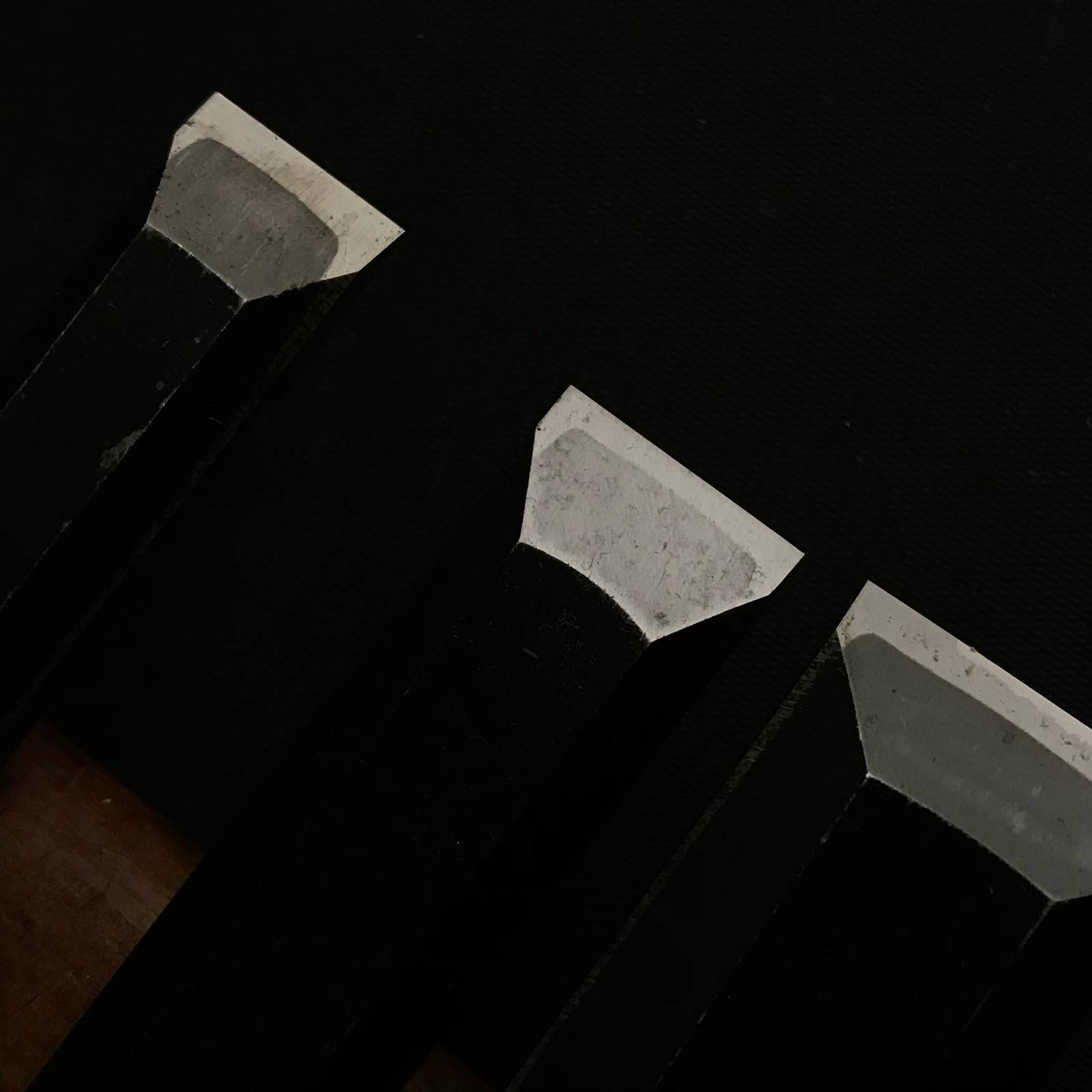 Old stock Yamahiro Shorter timber chisels set by Okayama Takeshi 掘出し物 岡山猛作 山弘 中叩5本組鑿 Chu-Tatakinomi