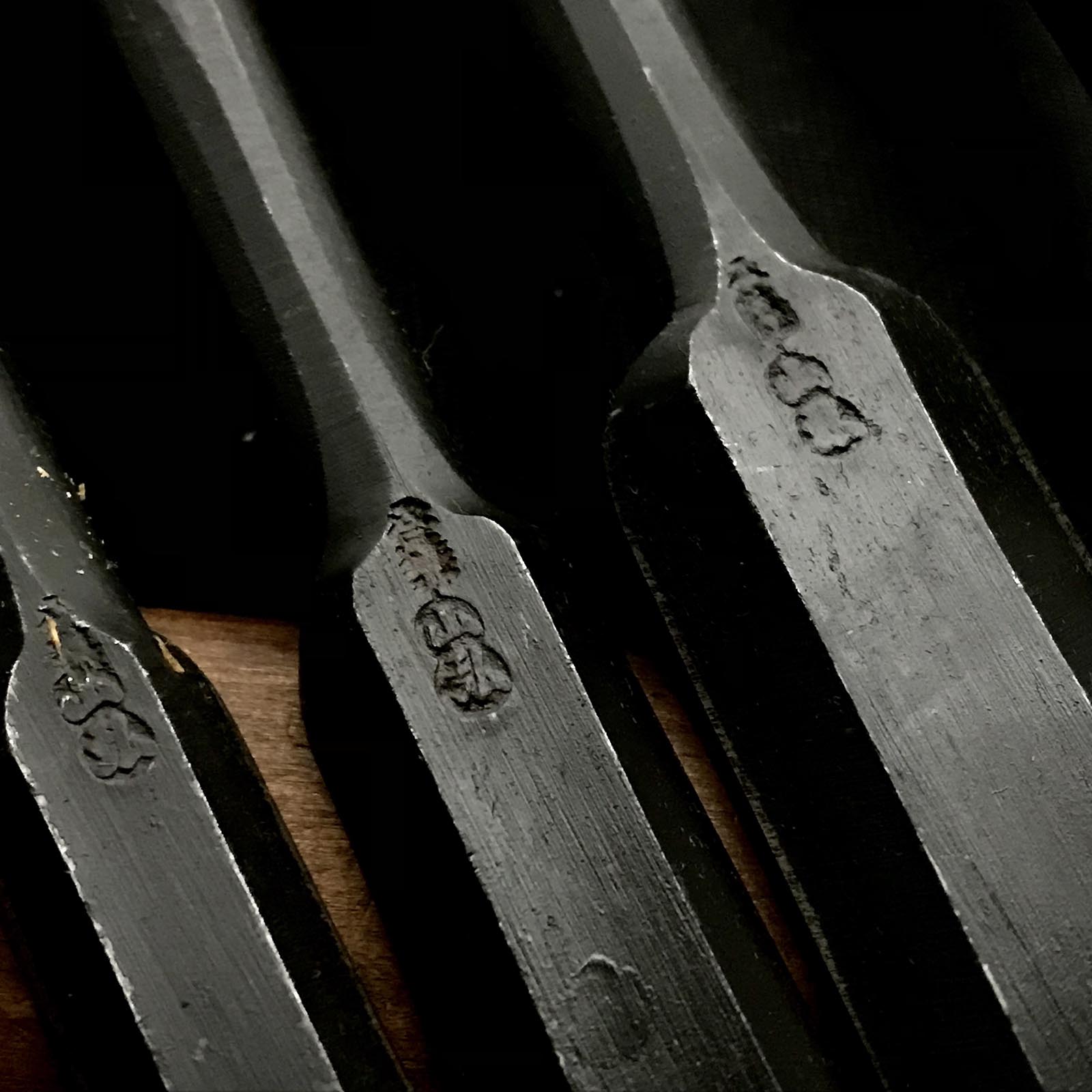 Old stock Yamahiro Shorter timber chisels set by Okayama Takeshi 掘出し物 岡山猛作 山弘 中叩5本組鑿 Chu-Tatakinomi