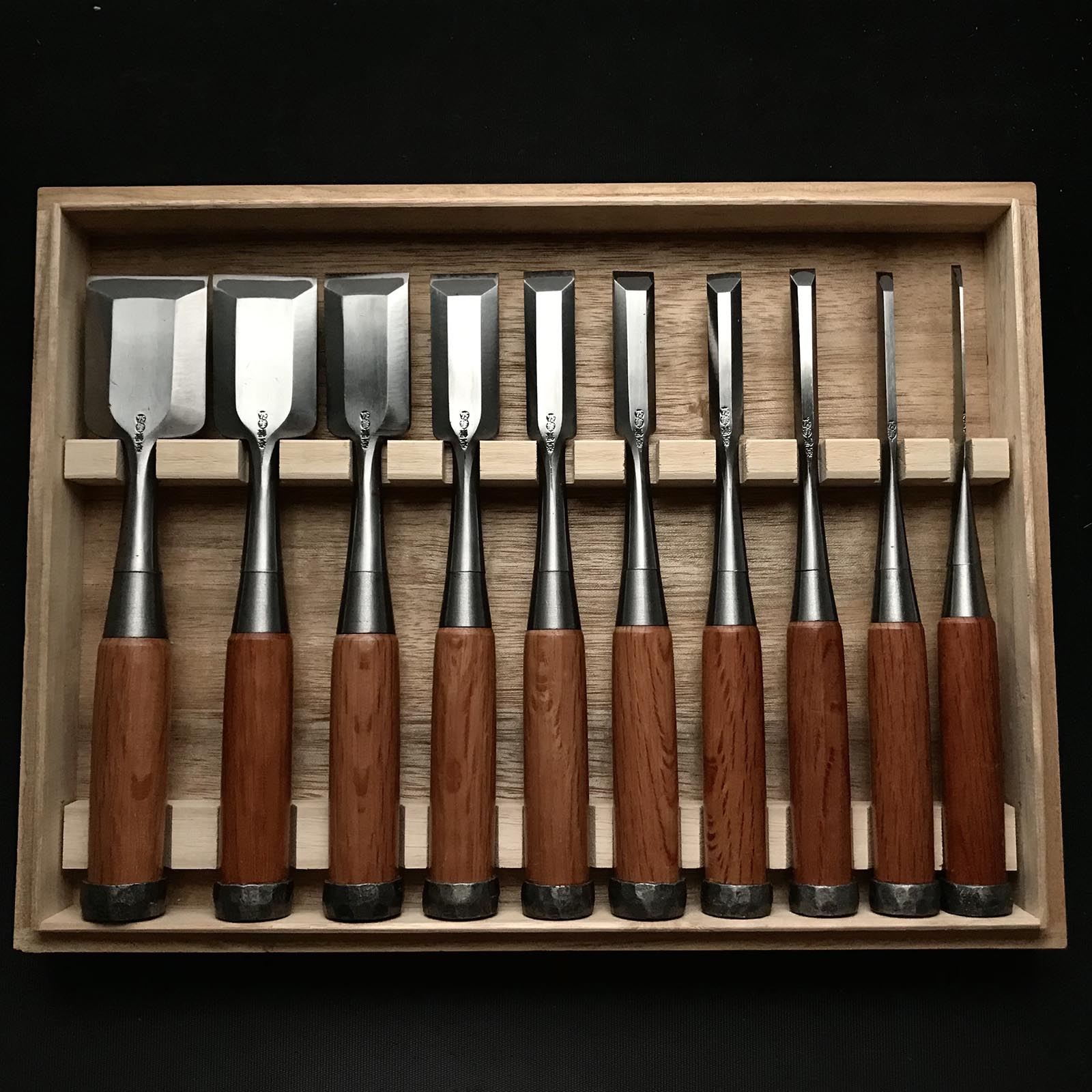 Old stock Toshihiro Bench chisels set by Sukemaru 掘出し物 寿弘 四代助丸問屋銘 碓氷淑郎 追入組鑿 桐箱付 Oirenomi
