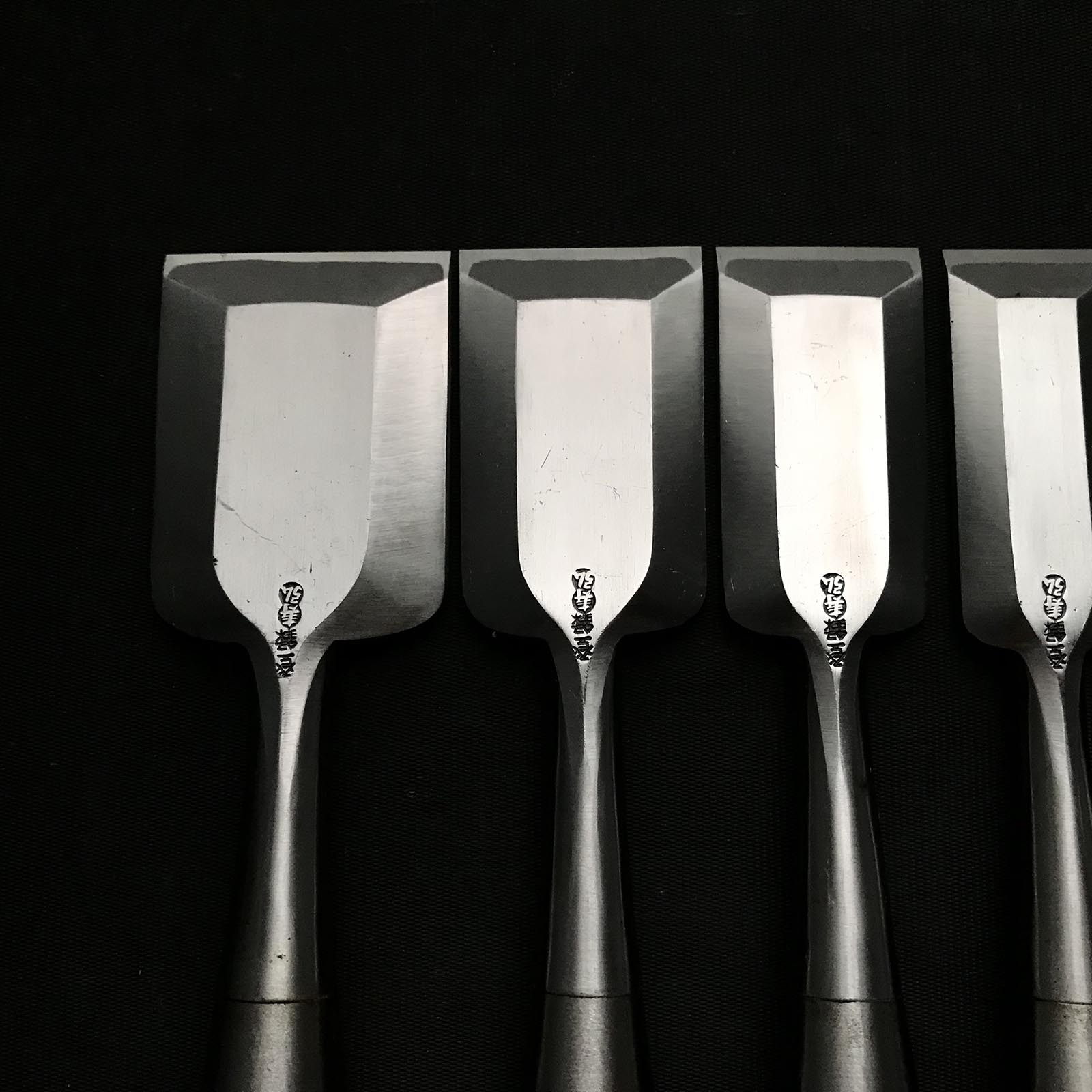 Old stock Toshihiro Bench chisels set by Sukemaru 掘出し物 寿弘 四代助丸問屋銘 碓氷淑郎 追入組鑿 桐箱付 Oirenomi