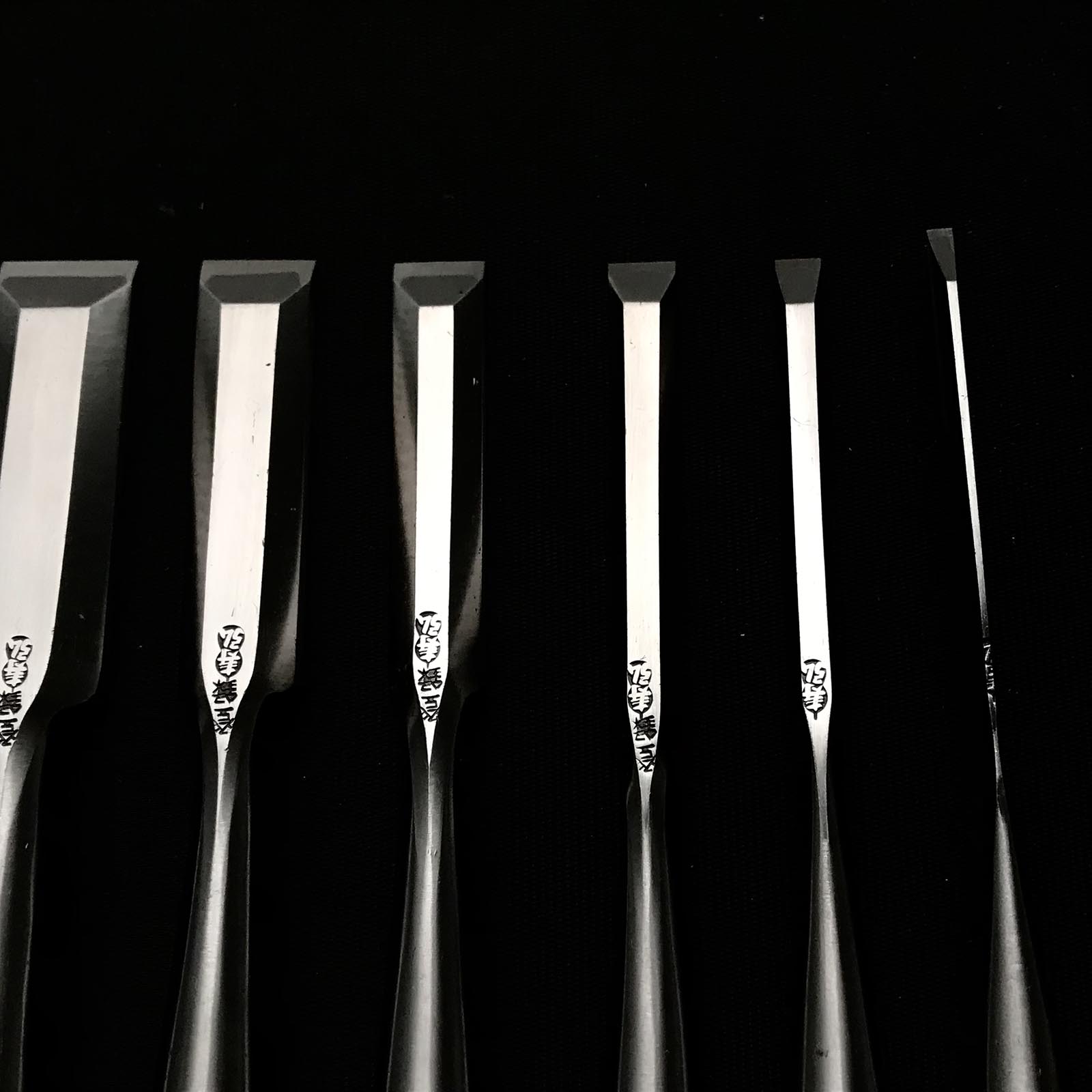 Old stock Toshihiro Bench chisels set by Sukemaru 掘出し物 寿弘 四代助丸問屋銘 碓氷淑郎 追入組鑿 桐箱付 Oirenomi
