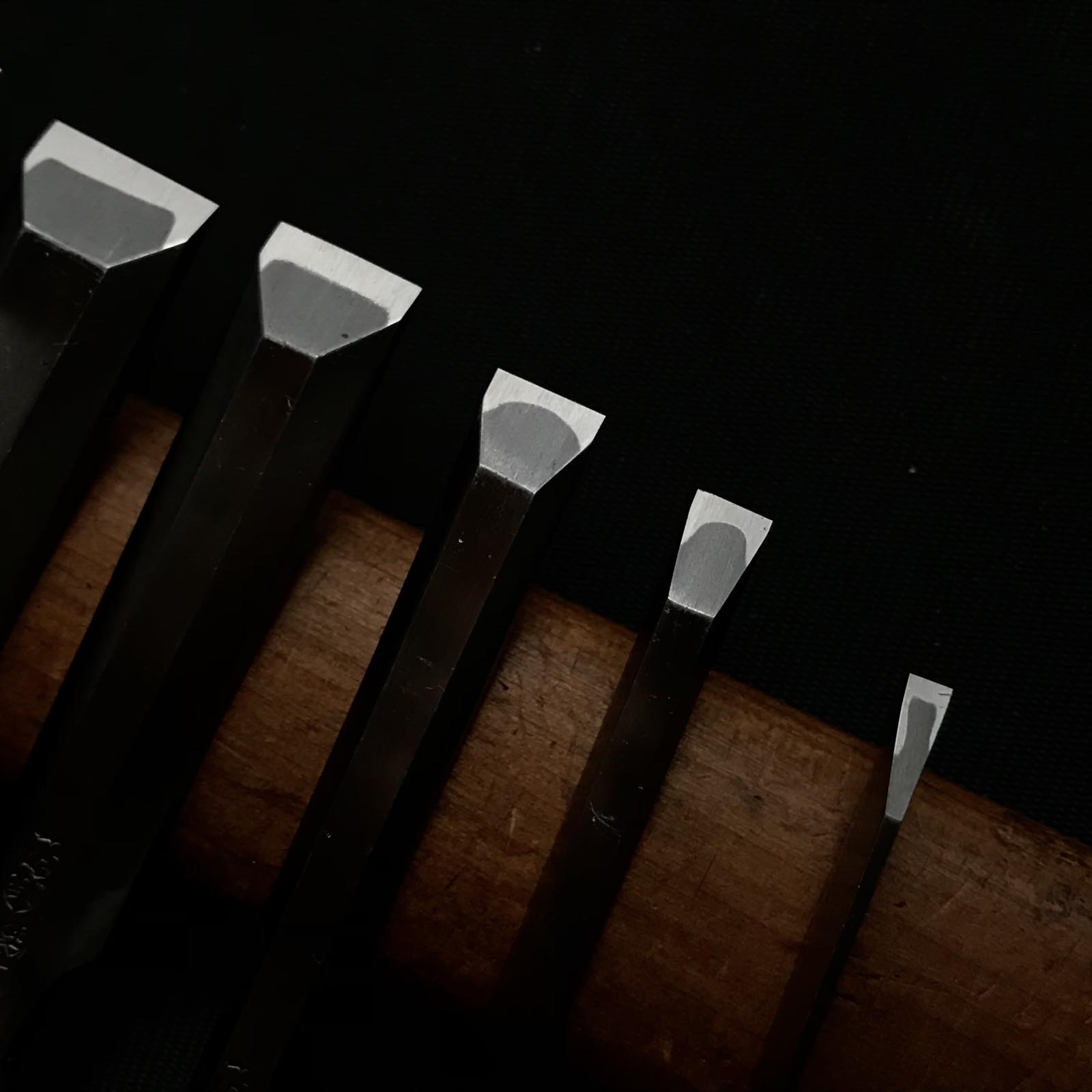 Old stock Toshihiro Bench chisels set by Sukemaru 掘出し物 寿弘 四代助丸問屋銘 碓氷淑郎 追入組鑿 桐箱付 Oirenomi