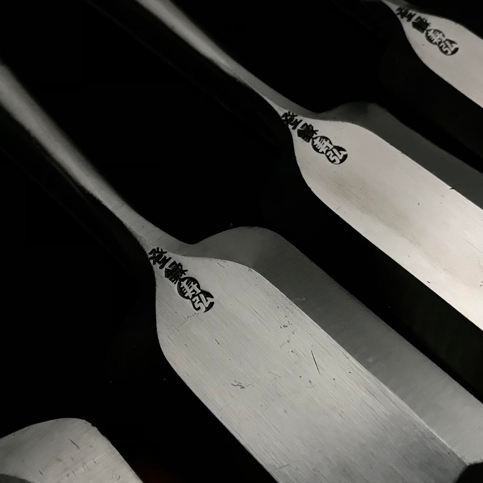 Old stock Toshihiro Bench chisels set by Sukemaru 掘出し物 寿弘 四代助丸問屋銘 碓氷淑郎 追入組鑿 桐箱付 Oirenomi