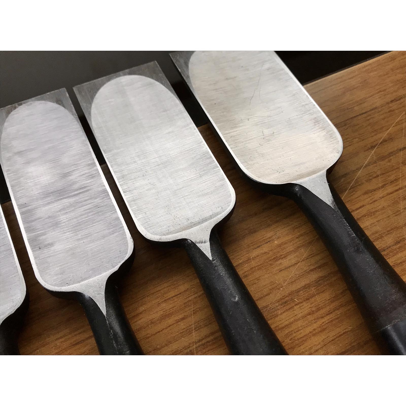 磯野信夫作 狐 叩鑿 白樫柄 Kitsune Timber chisels with white steel by Isono Nobuo Tatakinomi