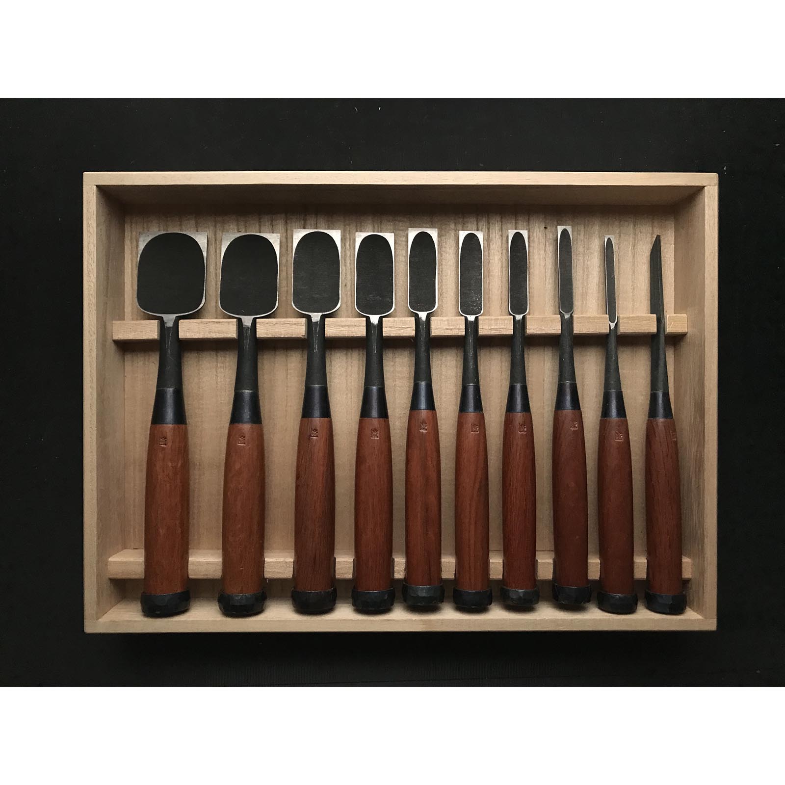 Old stock Kougetsu Bench chisels set with longer handle by Yamazaki Nobutsugu 掘出し物 光月 山崎信次作 追入組鑿 長柄 Orenomi
