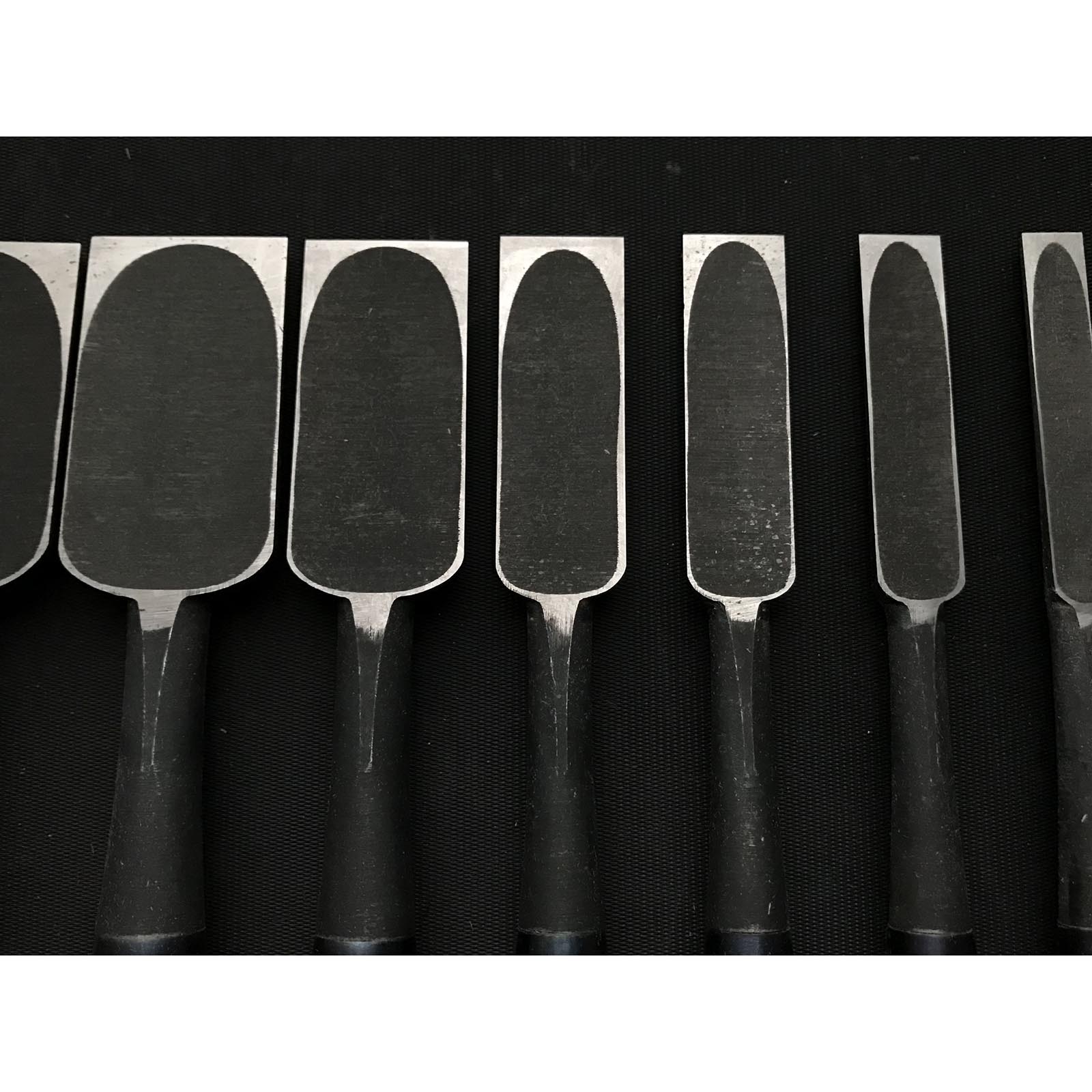 Old stock Kougetsu Bench chisels set with longer handle by Yamazaki Nobutsugu 掘出し物 光月 山崎信次作 追入組鑿 長柄 Orenomi