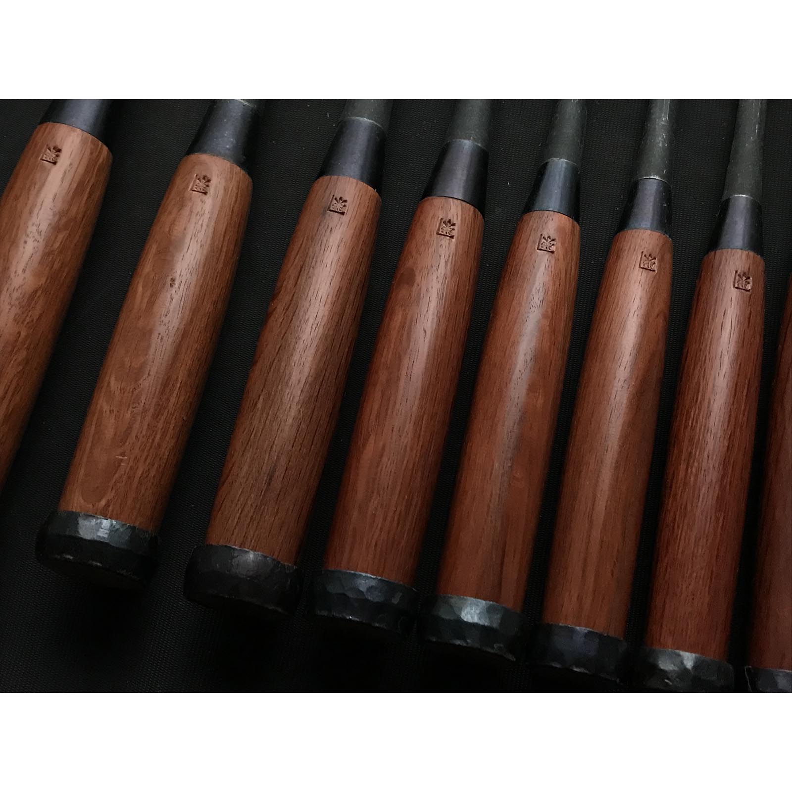 Old stock Kougetsu Bench chisels set with longer handle by Yamazaki Nobutsugu 掘出し物 光月 山崎信次作 追入組鑿 長柄 Orenomi