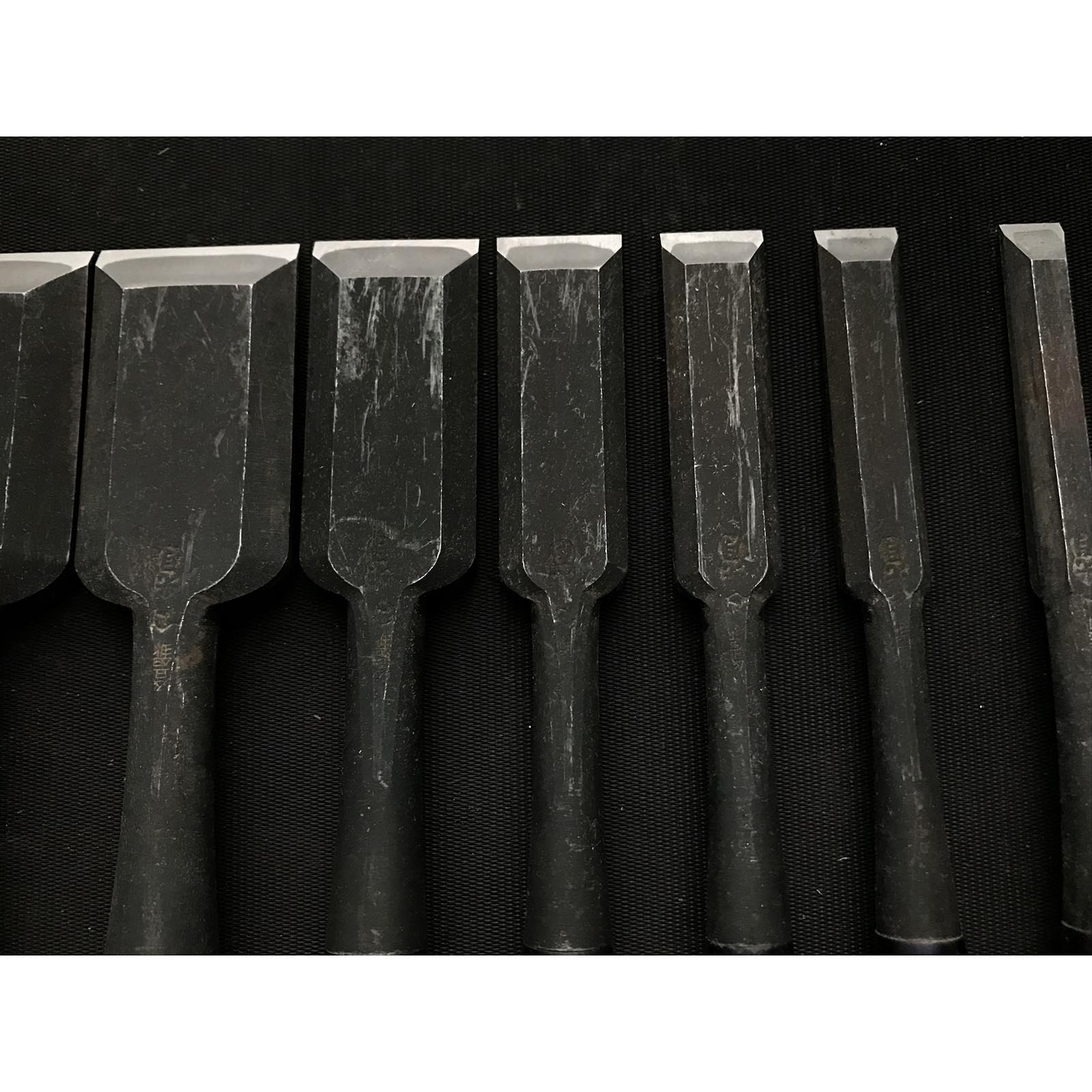 Old stock Kougetsu Bench chisels set with longer handle by Yamazaki Nobutsugu 掘出し物 光月 山崎信次作 追入組鑿 長柄 Orenomi