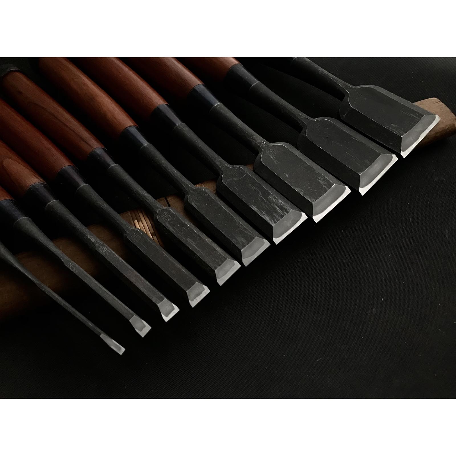 Old stock Kougetsu Bench chisels set with longer handle by Yamazaki Nobutsugu 掘出し物 光月 山崎信次作 追入組鑿 長柄 Orenomi