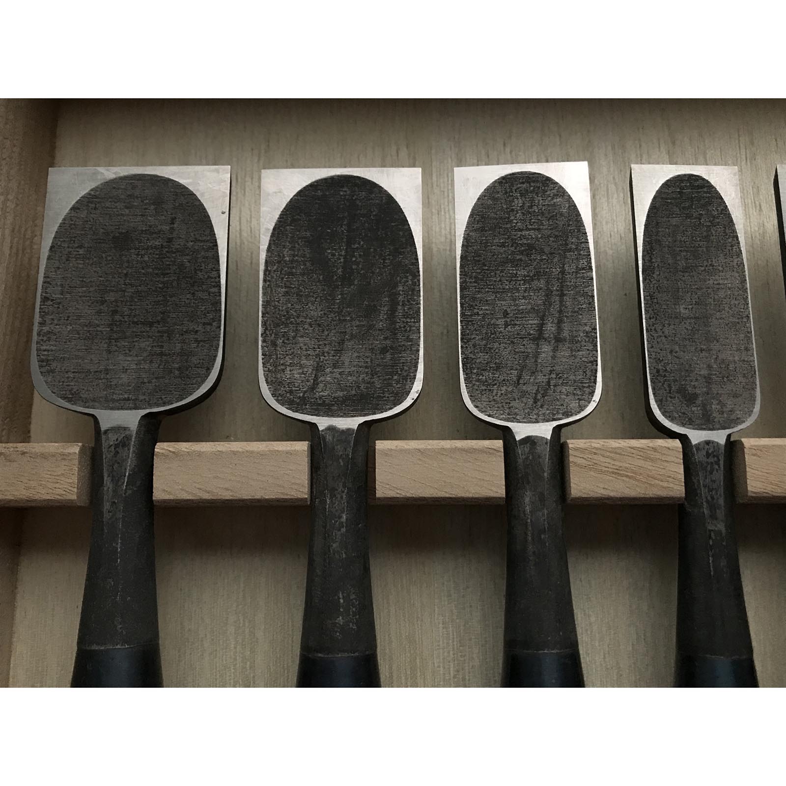 オールドストック 山廣初期作品の卓上ノミセット 岡山猛作 追入10本組鑿 山弘 三分長柄 オイレノミ