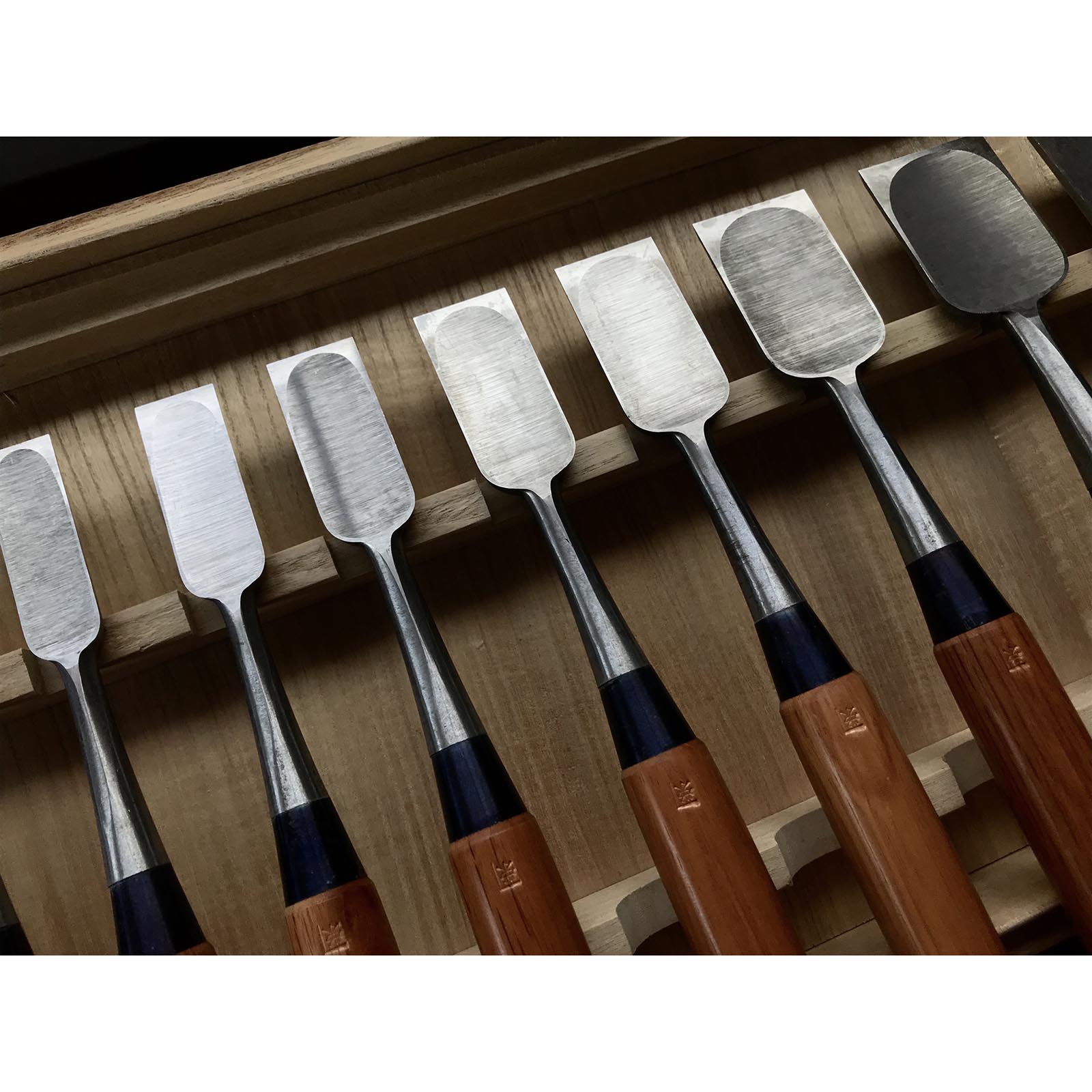 腰高 卓上鑿セット 手彫り 越孝 16本追入組鑿 彫り込み おいいれのみ