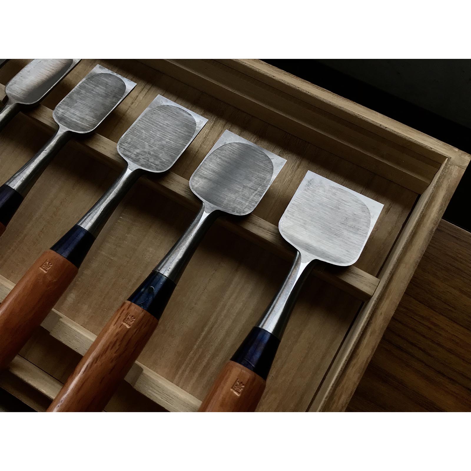 腰高 卓上鑿セット 手彫り 越孝 16本追入組鑿 彫り込み おいいれのみ