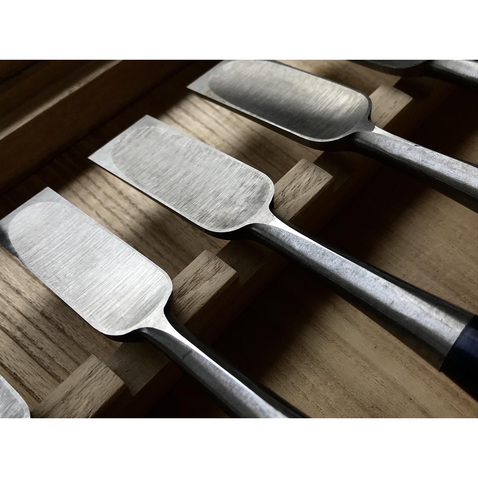 腰高 卓上鑿セット 手彫り 越孝 16本追入組鑿 彫り込み おいいれのみ