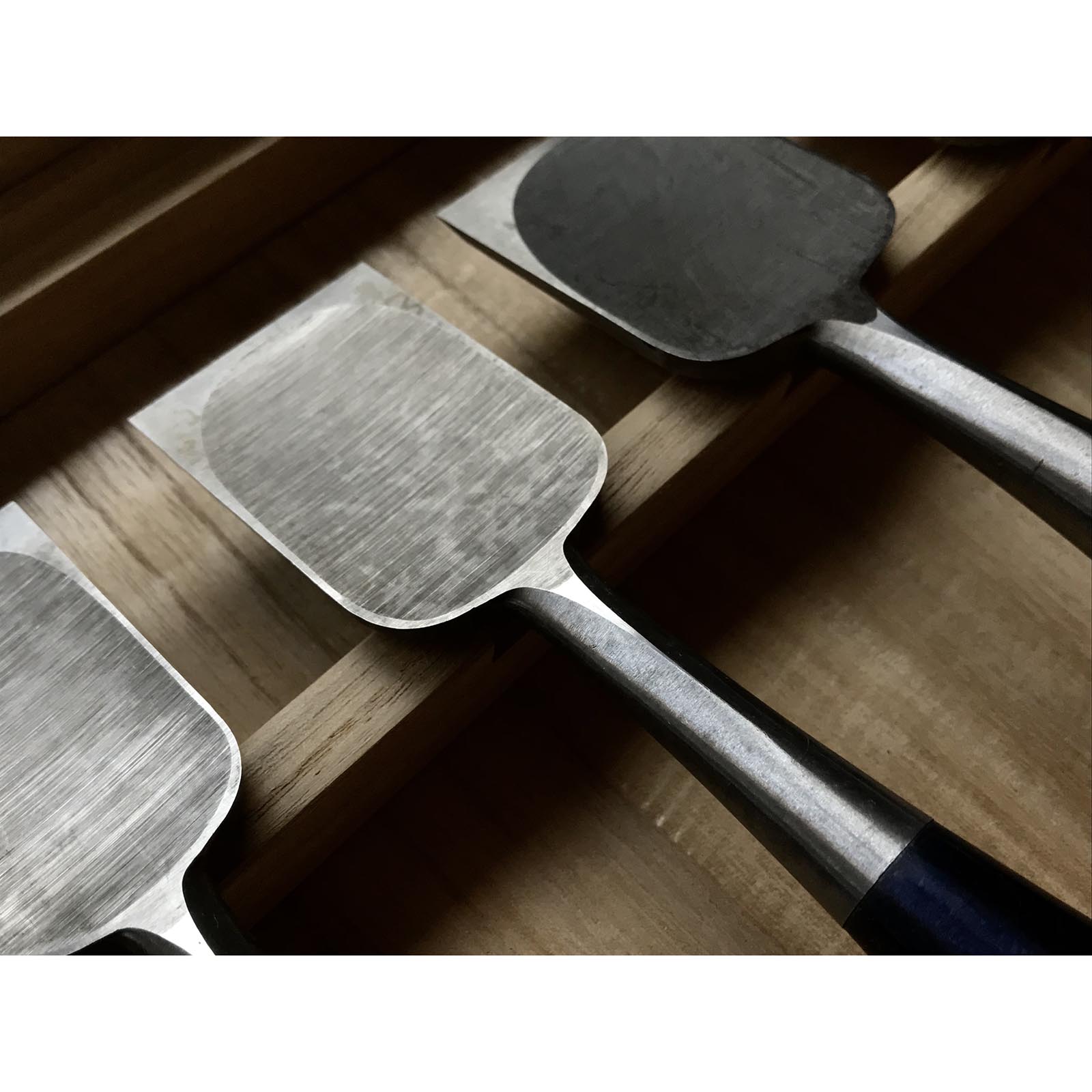 腰高 卓上鑿セット 手彫り 越孝 16本追入組鑿 彫り込み おいいれのみ