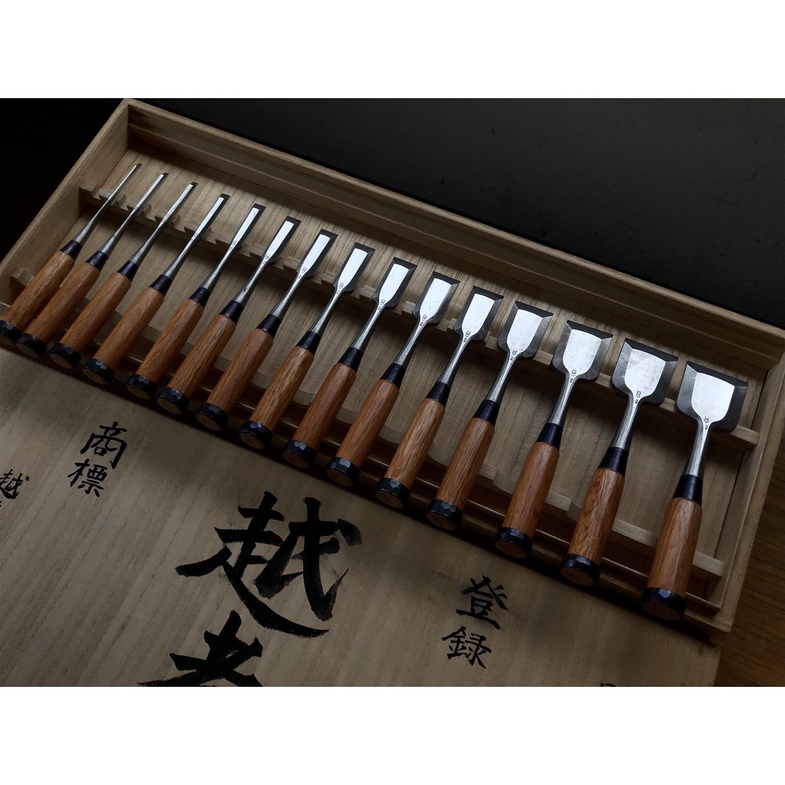 腰高 卓上鑿セット 手彫り 越孝 16本追入組鑿 彫り込み おいいれのみ
