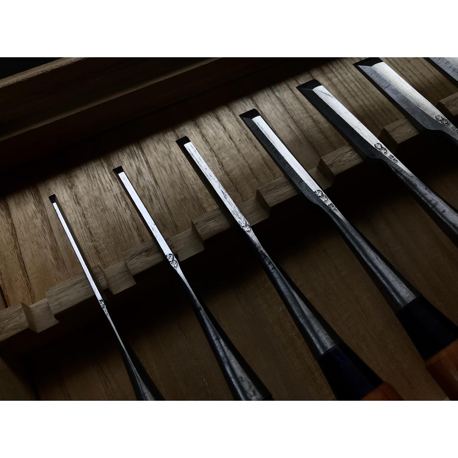 腰高 卓上鑿セット 手彫り 越孝 16本追入組鑿 彫り込み おいいれのみ