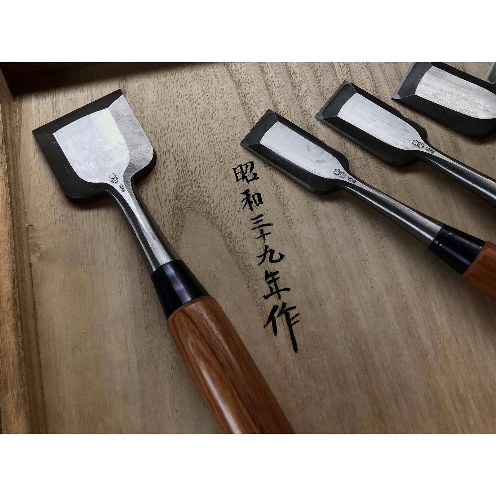 腰高 卓上鑿セット 手彫り 越孝 16本追入組鑿 彫り込み おいいれのみ