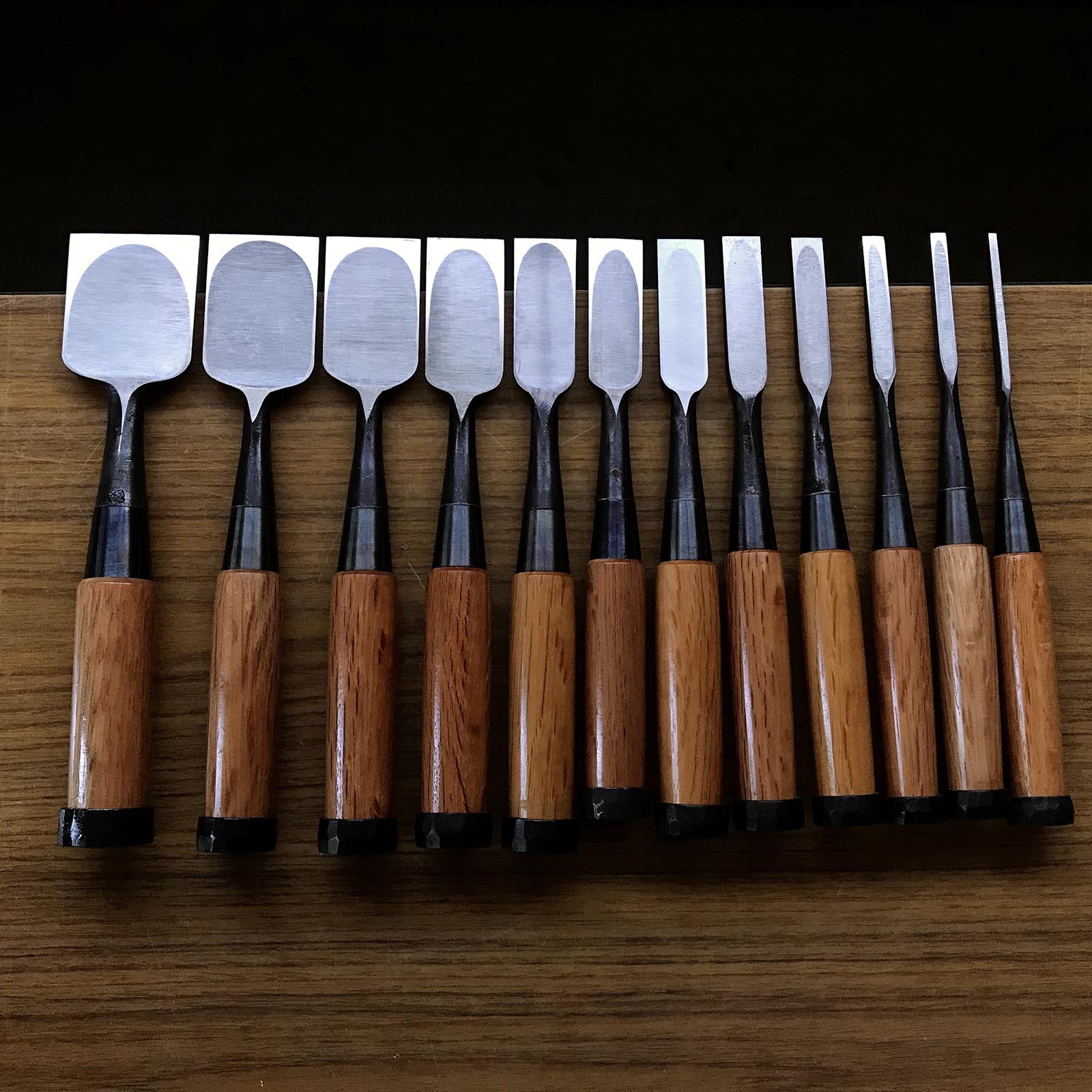 Kitsune Bench chisels set by Isono Nobuo 磯野信夫作 狐 追入鑿12本組 赤樫柄 Oirenomi