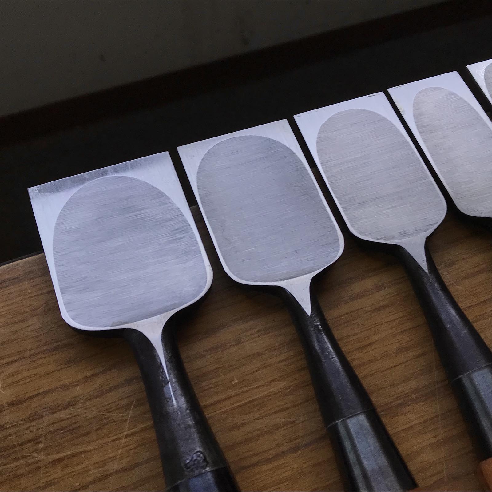 Kitsune Bench chisels set by Isono Nobuo 磯野信夫作 狐 追入鑿12本組 赤樫柄 Oirenomi