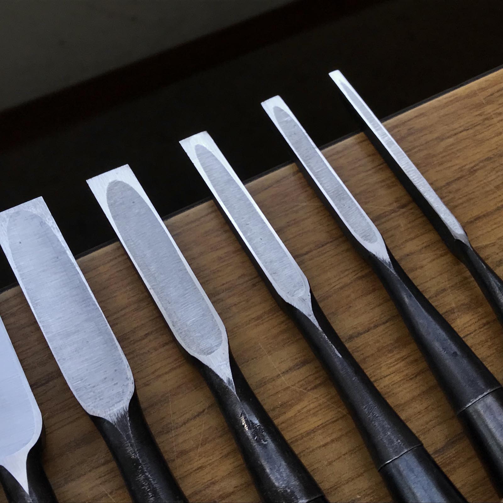 Kitsune Bench chisels set by Isono Nobuo 磯野信夫作 狐 追入鑿12本組 赤樫柄 Oirenomi