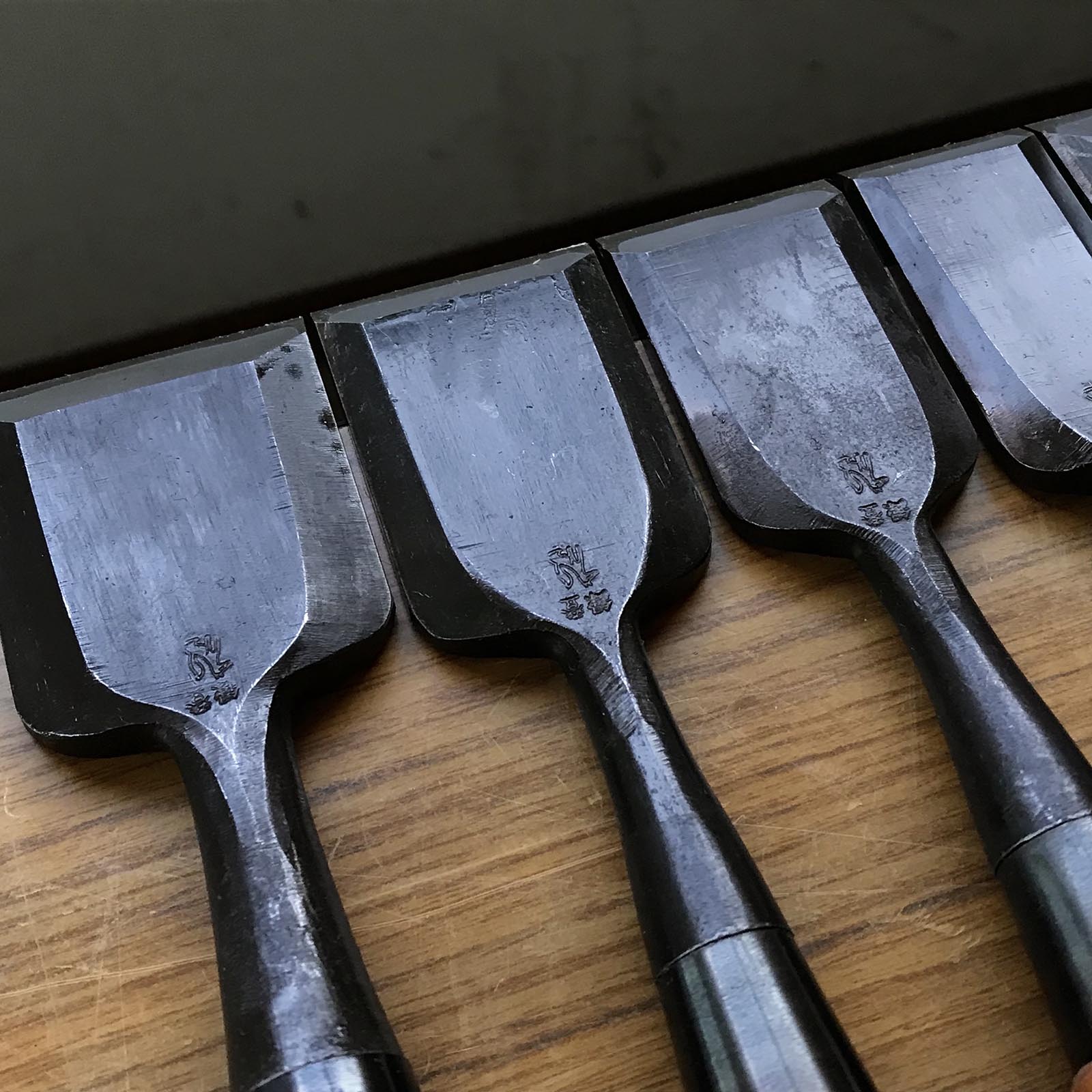 Kitsune Bench chisels set by Isono Nobuo 磯野信夫作 狐 追入鑿12本組 赤樫柄 Oirenomi