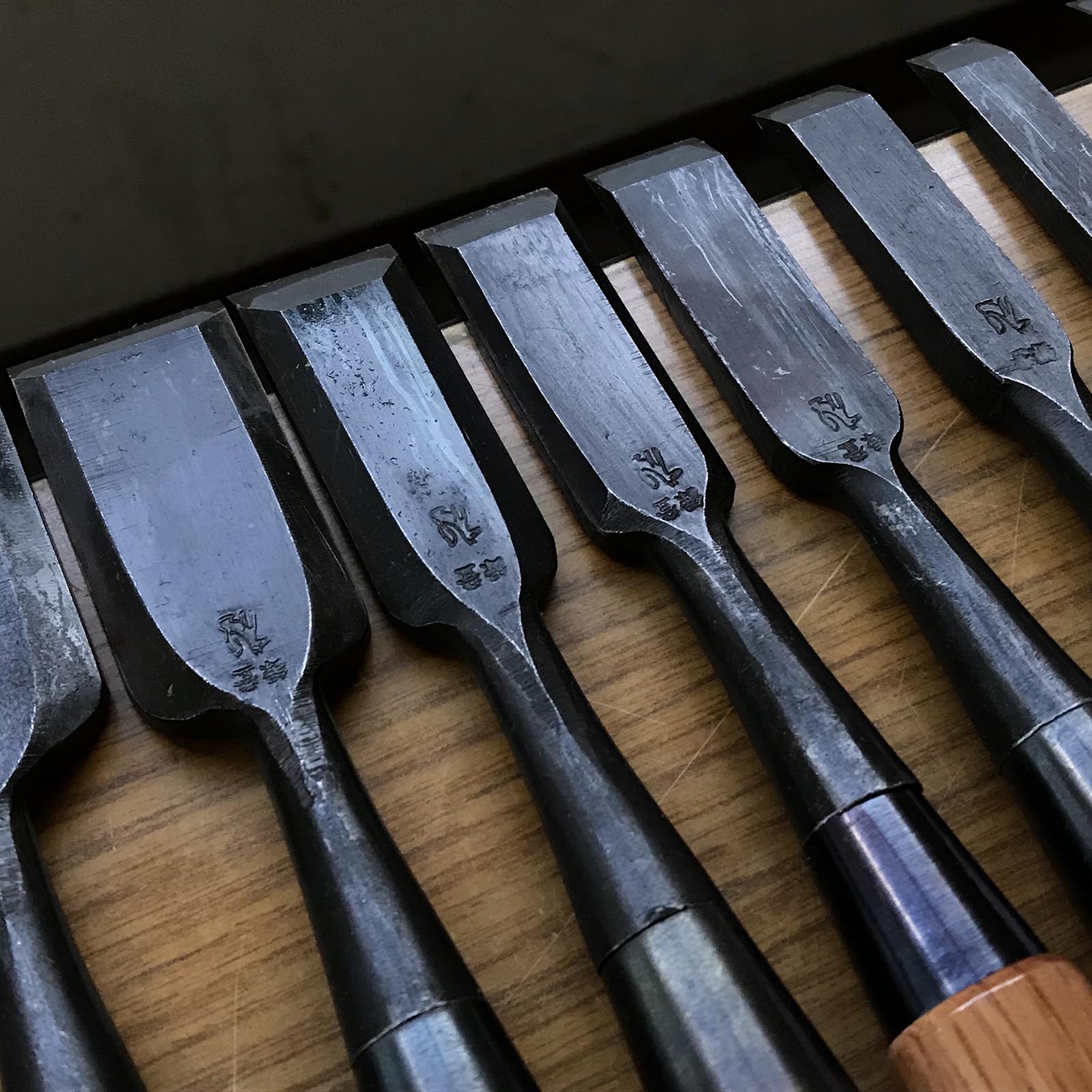 Kitsune Bench chisels set by Isono Nobuo 磯野信夫作 狐 追入鑿12本組 赤樫柄 Oirenomi