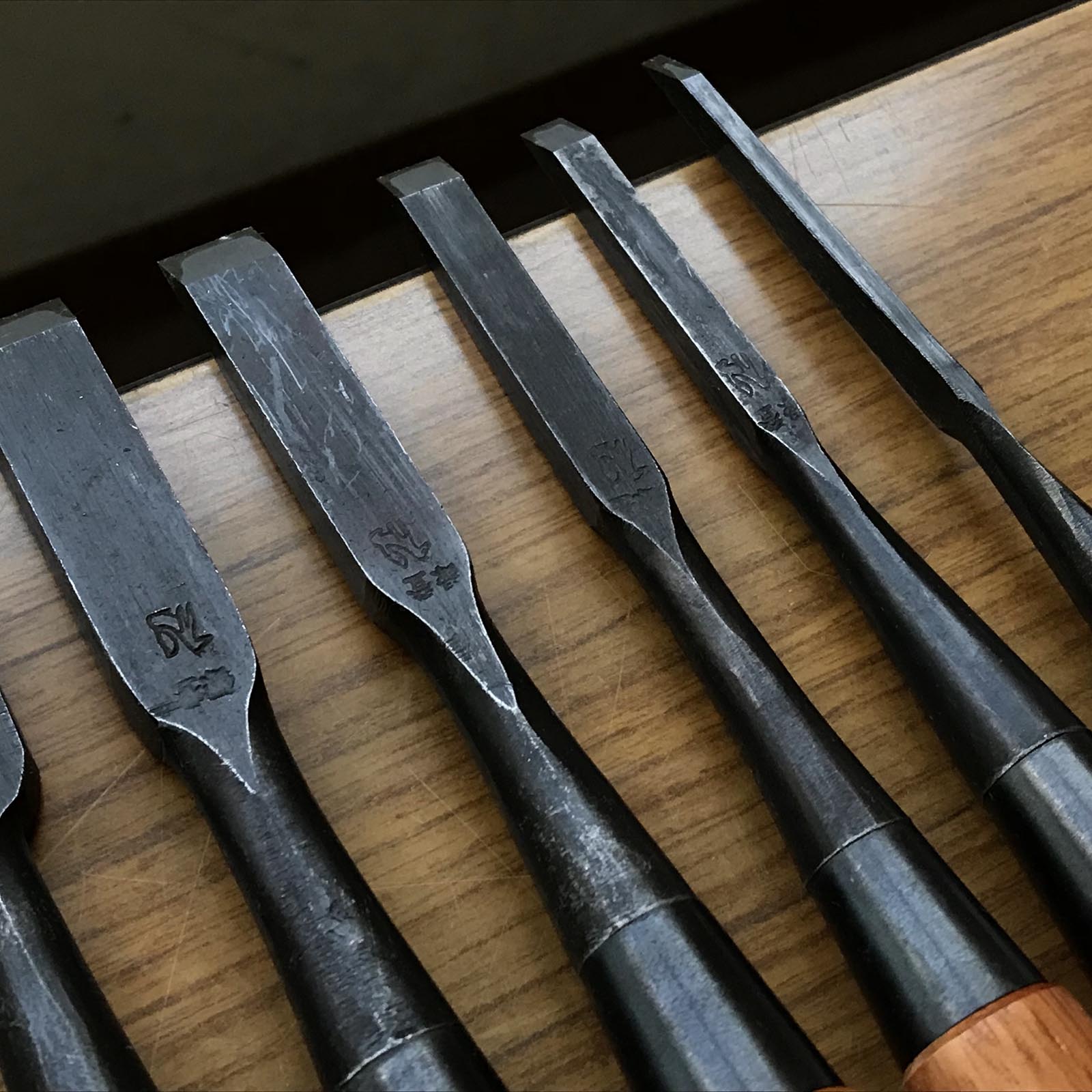 Kitsune Bench chisels set by Isono Nobuo 磯野信夫作 狐 追入鑿12本組 赤樫柄 Oirenomi