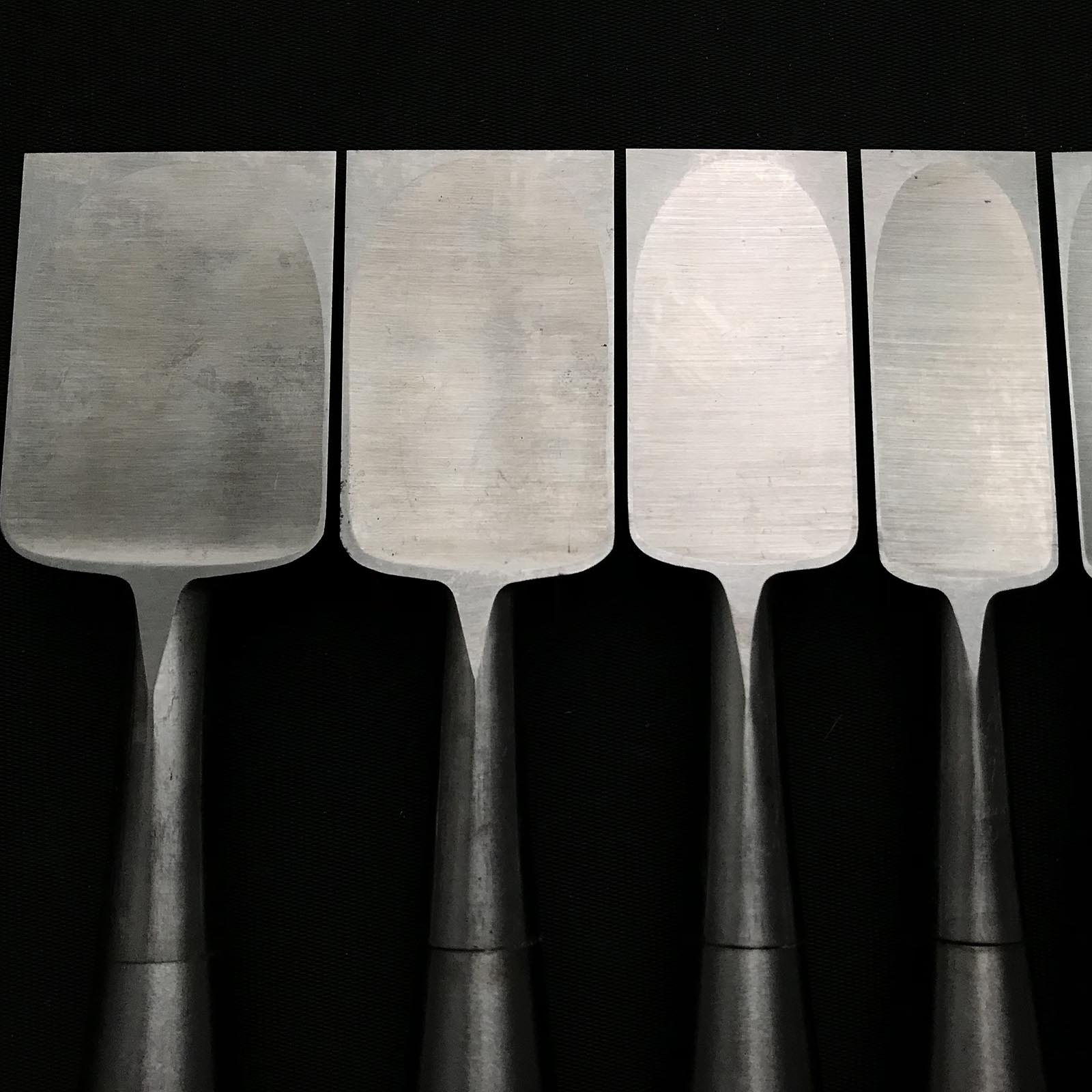 Old stock #2 Toshihiro Bench chisels set by Sukemaru 掘出し物 寿弘 四代助丸問屋銘 碓氷淑郎 磨き仕上追入組鑿 桐箱付 Oirenomi