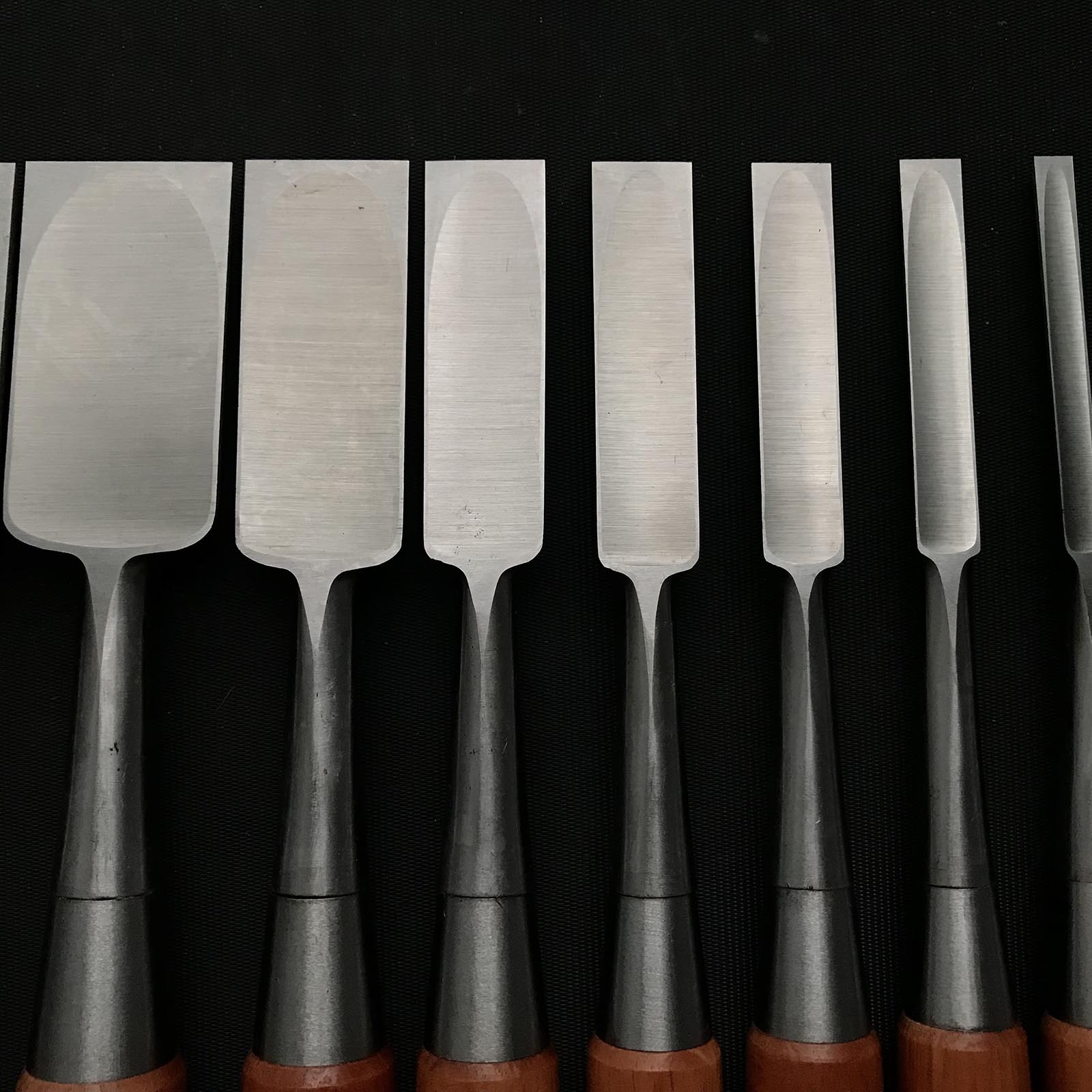 Old stock #2 Toshihiro Bench chisels set by Sukemaru 掘出し物 寿弘 四代助丸問屋銘 碓氷淑郎 磨き仕上追入組鑿 桐箱付 Oirenomi