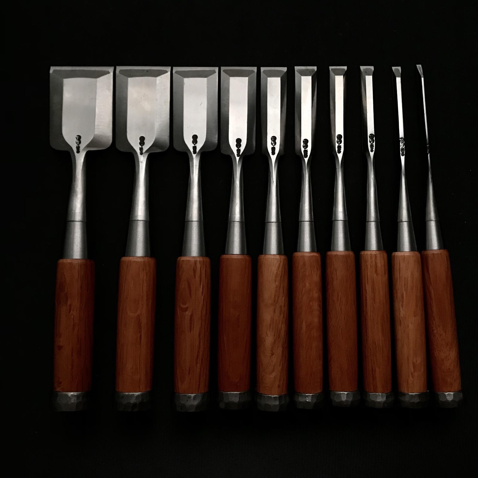 Old stock #2 Toshihiro Bench chisels set by Sukemaru 掘出し物 寿弘 四代助丸問屋銘 碓氷淑郎 磨き仕上追入組鑿 桐箱付 Oirenomi