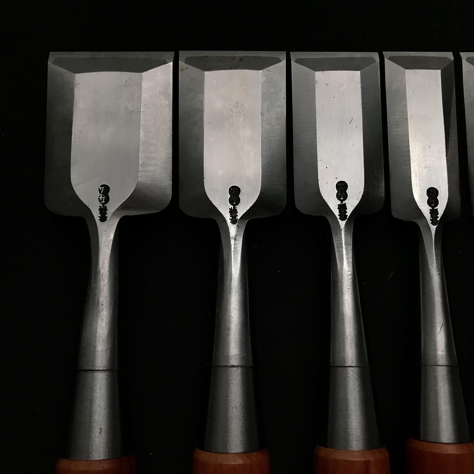 Old stock #2 Toshihiro Bench chisels set by Sukemaru 掘出し物 寿弘 四代助丸問屋銘 碓氷淑郎 磨き仕上追入組鑿 桐箱付 Oirenomi