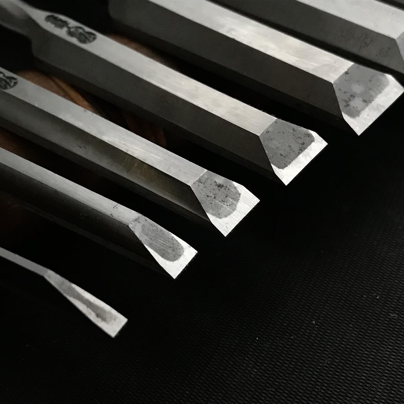 Old stock #2 Toshihiro Bench chisels set by Sukemaru 掘出し物 寿弘 四代助丸問屋銘 碓氷淑郎 磨き仕上追入組鑿 桐箱付 Oirenomi