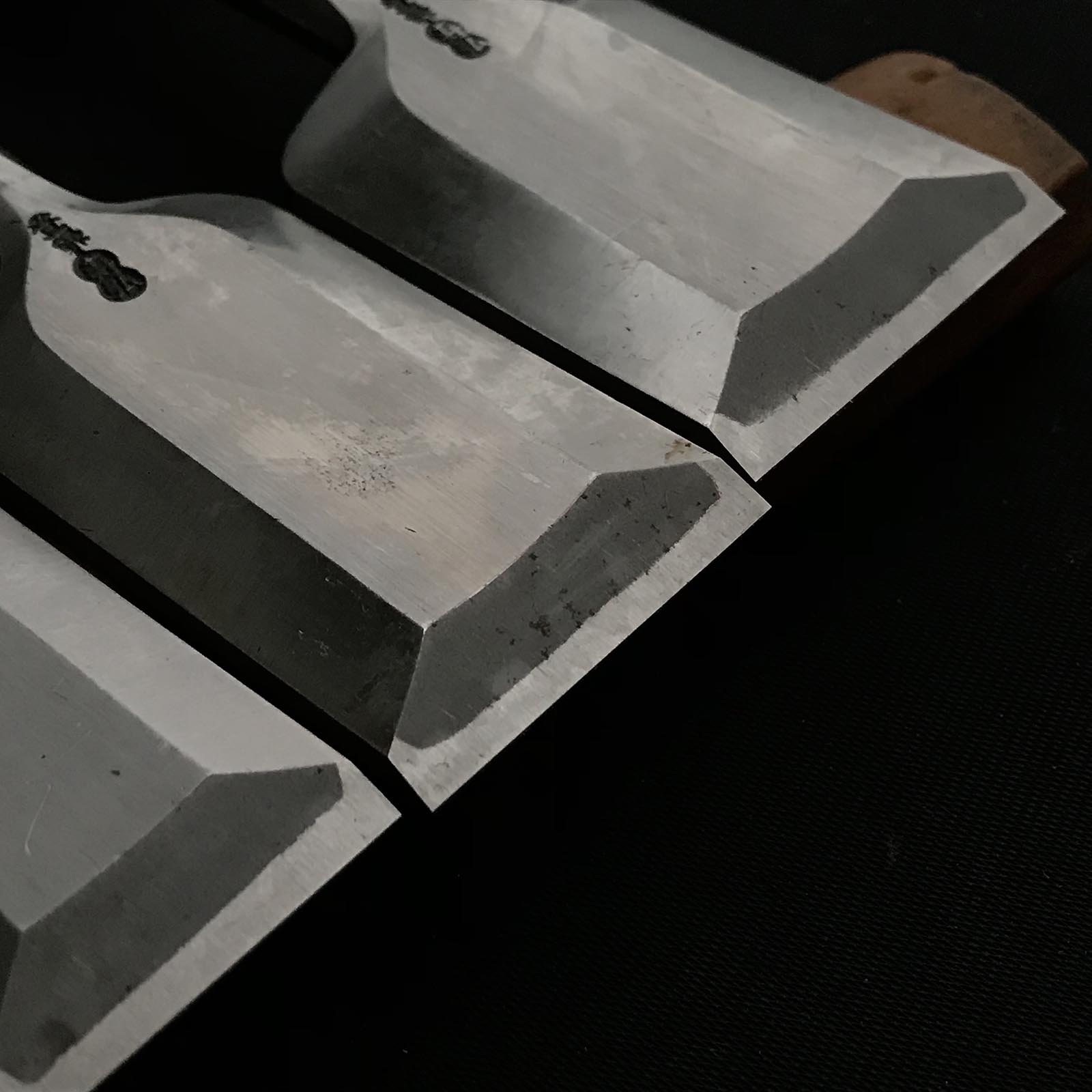 Old stock #2 Toshihiro Bench chisels set by Sukemaru 掘出し物 寿弘 四代助丸問屋銘 碓氷淑郎 磨き仕上追入組鑿 桐箱付 Oirenomi