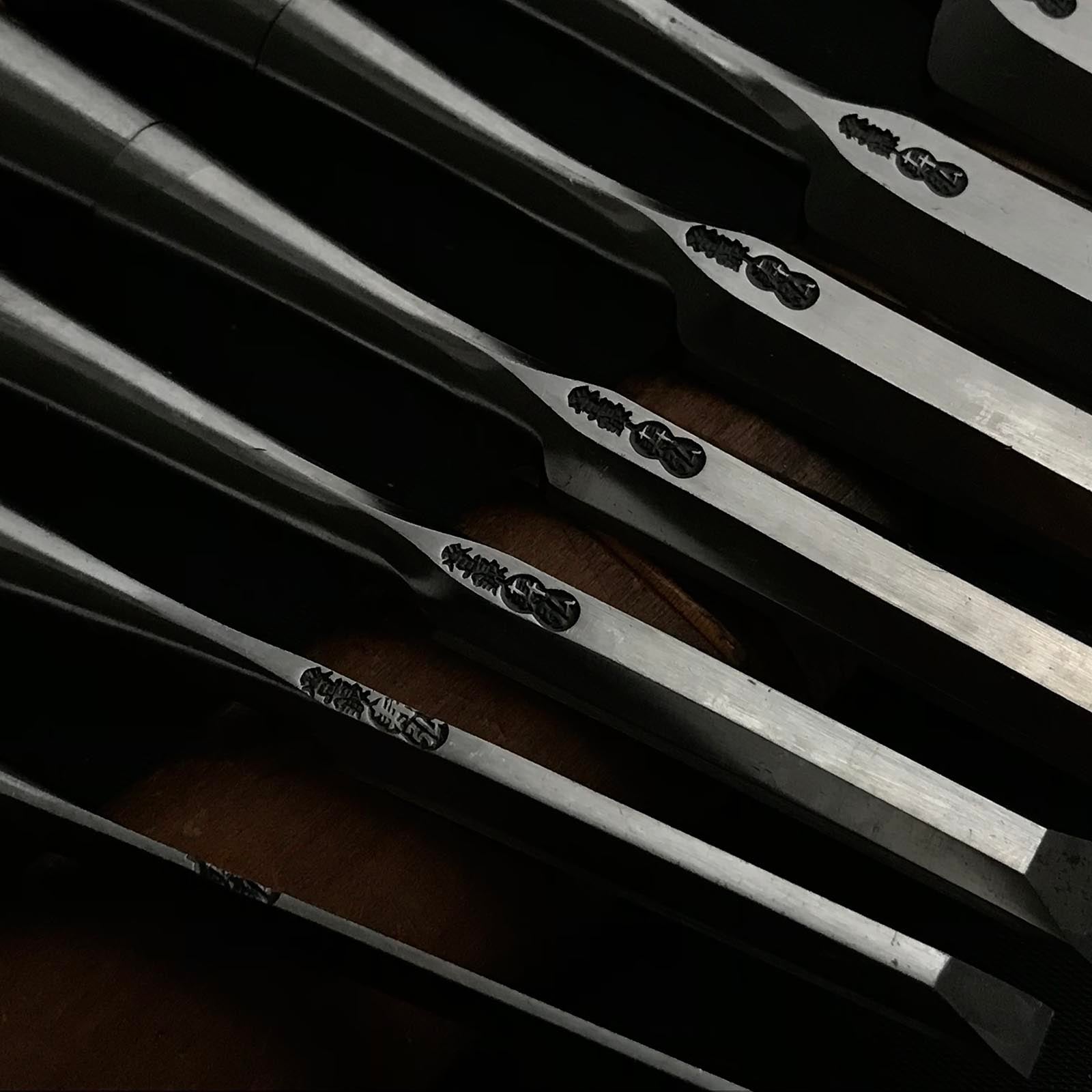 Old stock #2 Toshihiro Bench chisels set by Sukemaru 掘出し物 寿弘 四代助丸問屋銘 碓氷淑郎 磨き仕上追入組鑿 桐箱付 Oirenomi