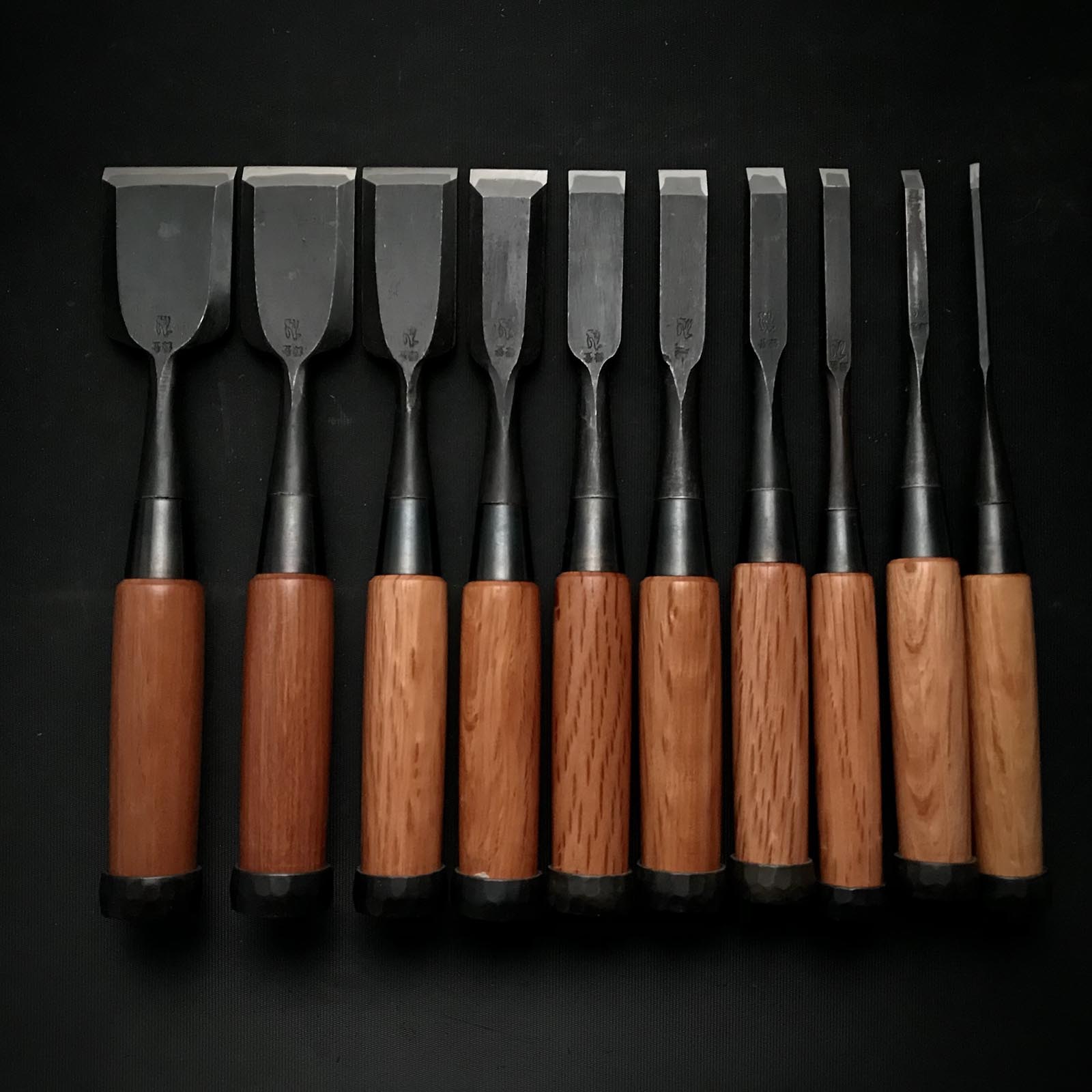 Kitsune Bench chisels set by Isono Nobuo 磯野信夫作 狐 追入組鑿 赤樫柄 Oirenomi