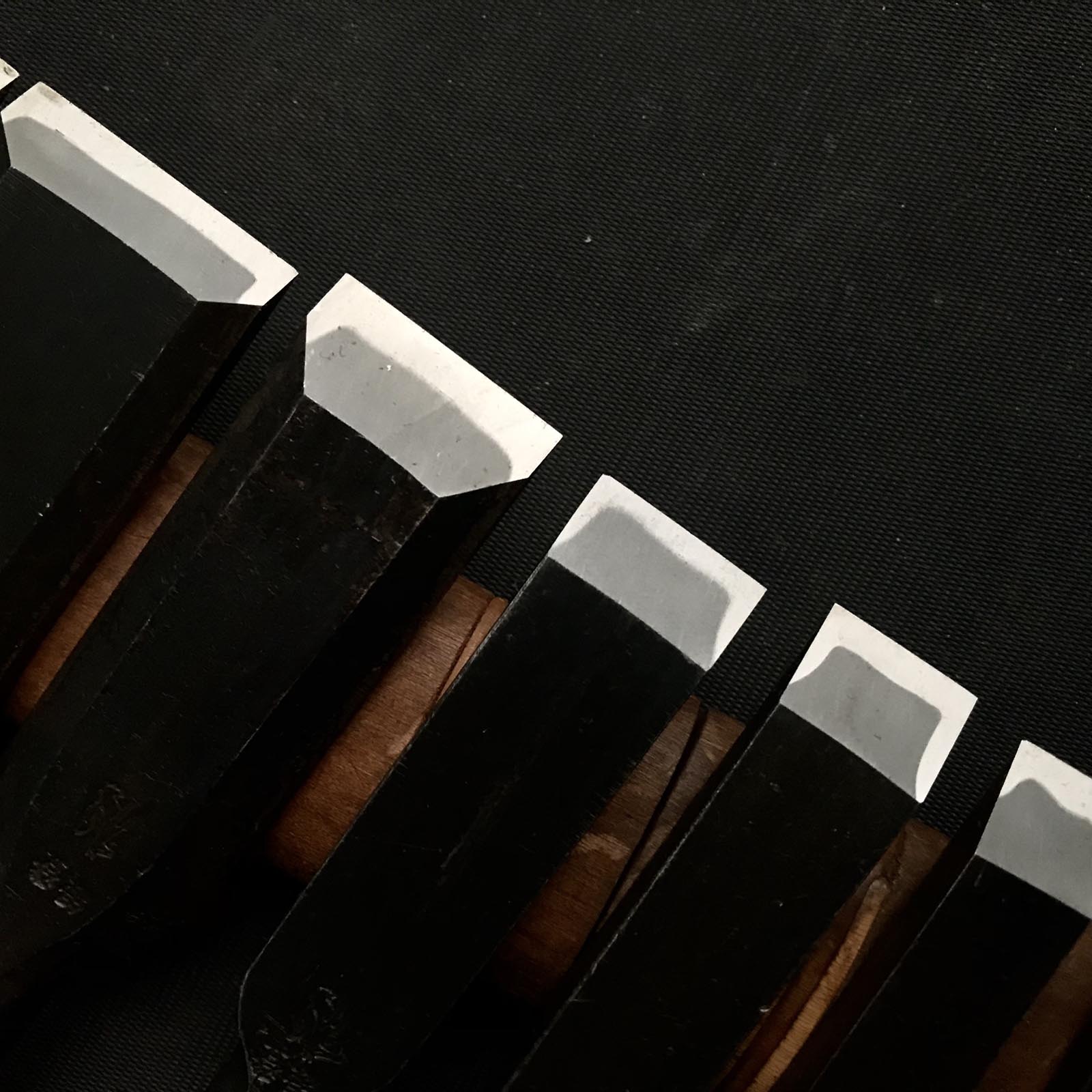 Kitsune Bench chisels set by Isono Nobuo 磯野信夫作 狐 追入組鑿 赤樫柄 Oirenomi