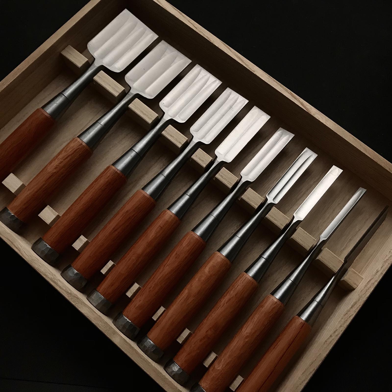 Old stock Toshihiro Bench chisels set by Sukemaru with Quadruple Ura 掘出し物 寿弘 四代助丸問屋銘 碓氷淑郎 磨き仕上四つ裏追入組鑿 桐箱付 Oirenomi