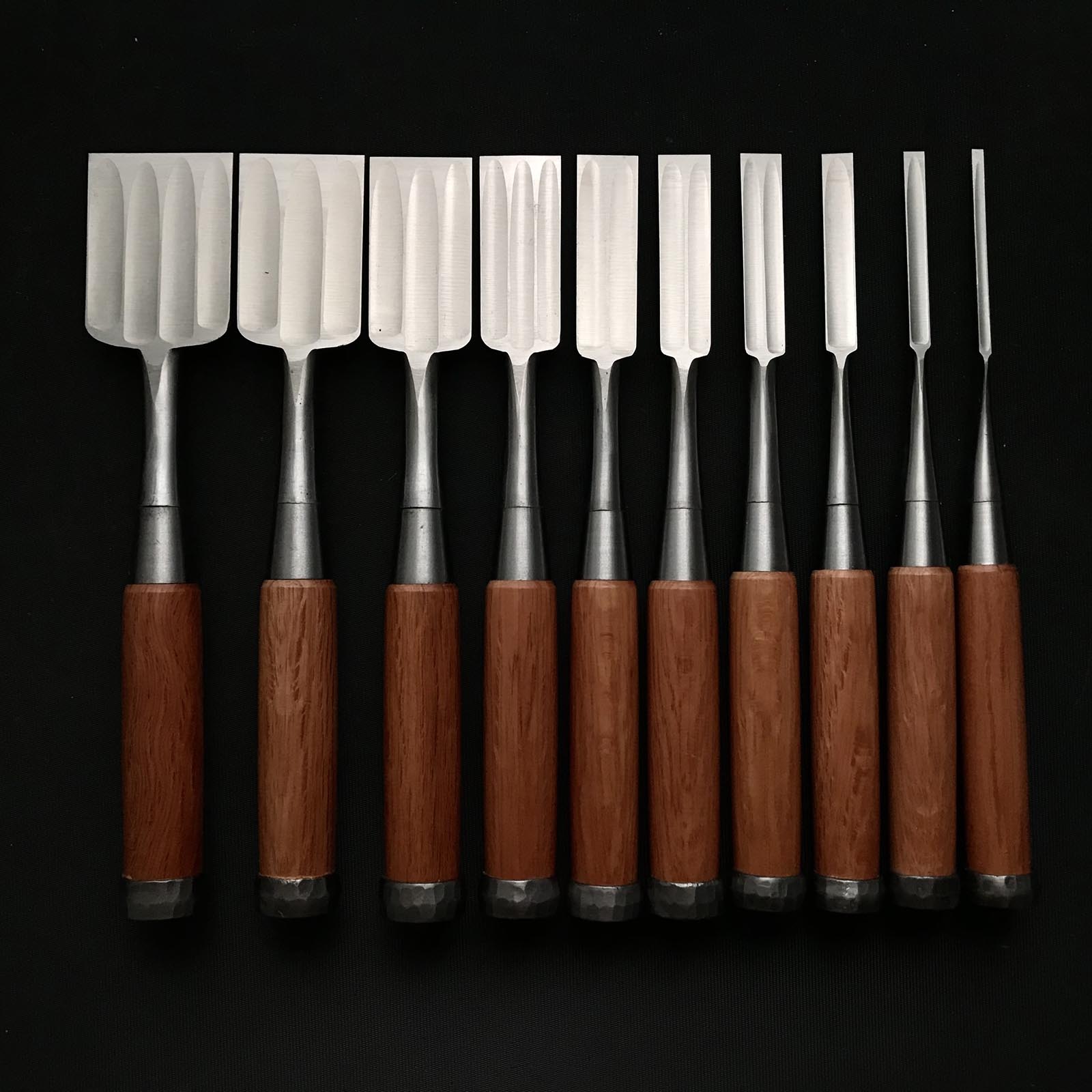 Old stock Toshihiro Bench chisels set by Sukemaru with Quadruple Ura 掘出し物 寿弘 四代助丸問屋銘 碓氷淑郎 磨き仕上四つ裏追入組鑿 桐箱付 Oirenomi