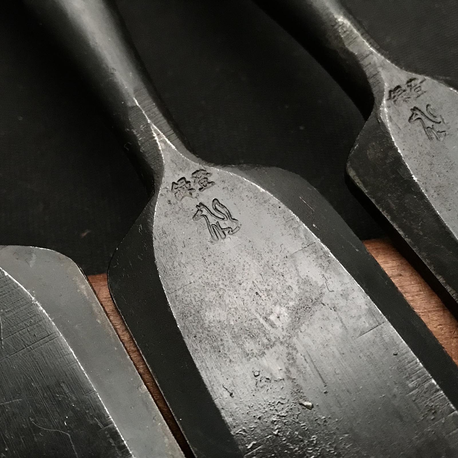 Kitsune Bench chisels set by Isono Nobuo 磯野信夫作 狐 追入組鑿 赤樫柄 Oirenomi