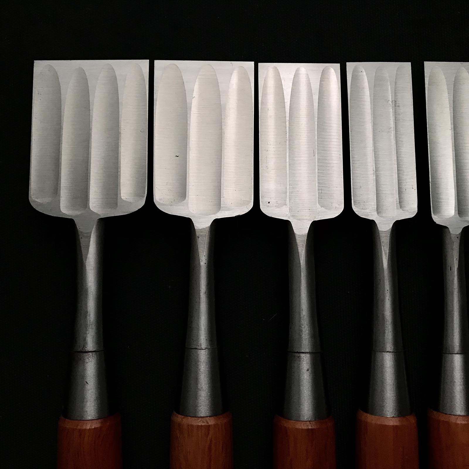 Old stock Toshihiro Bench chisels set by Sukemaru with Quadruple Ura 掘出し物 寿弘 四代助丸問屋銘 碓氷淑郎 磨き仕上四つ裏追入組鑿 桐箱付 Oirenomi
