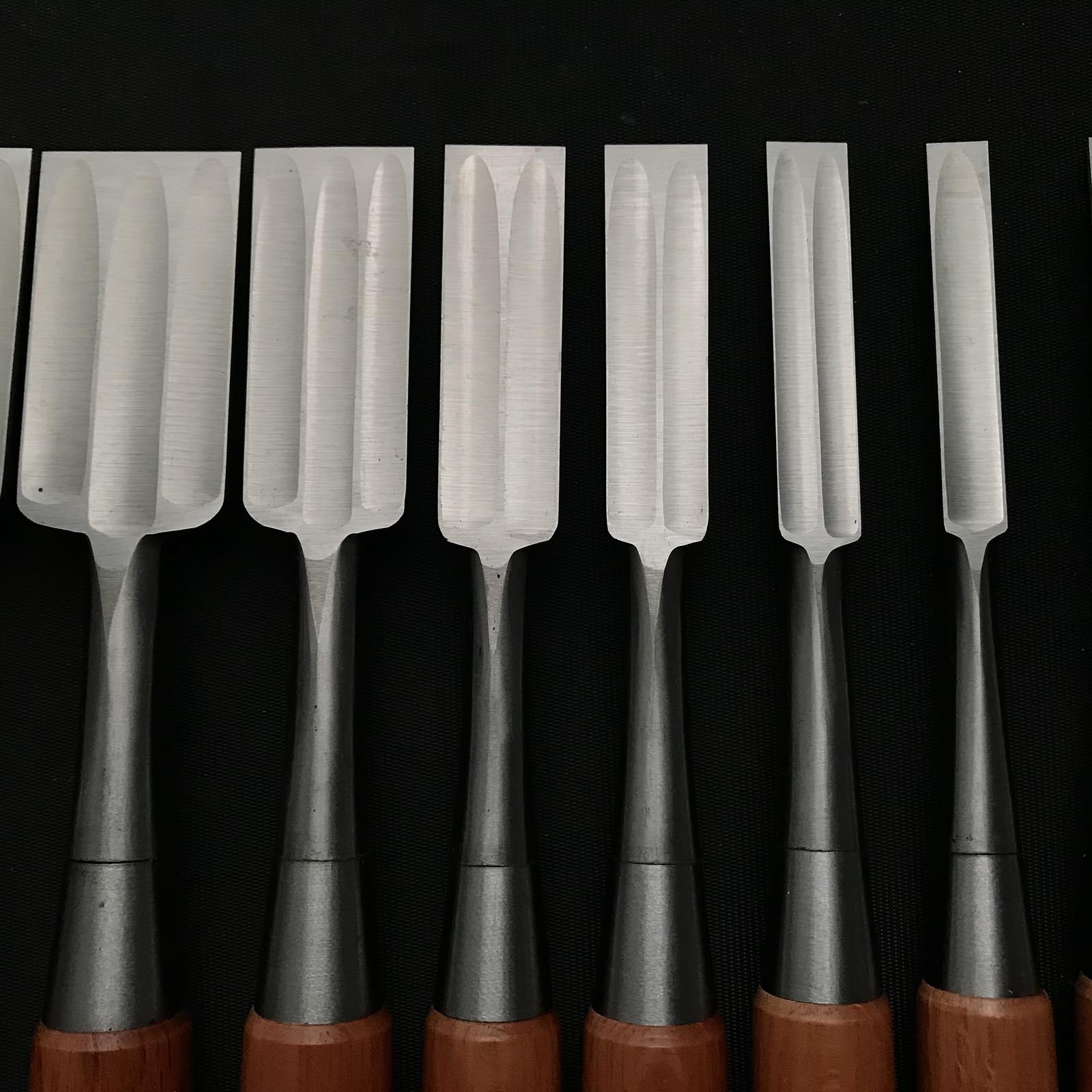 Old stock Toshihiro Bench chisels set by Sukemaru with Quadruple Ura 掘出し物 寿弘 四代助丸問屋銘 碓氷淑郎 磨き仕上四つ裏追入組鑿 桐箱付 Oirenomi