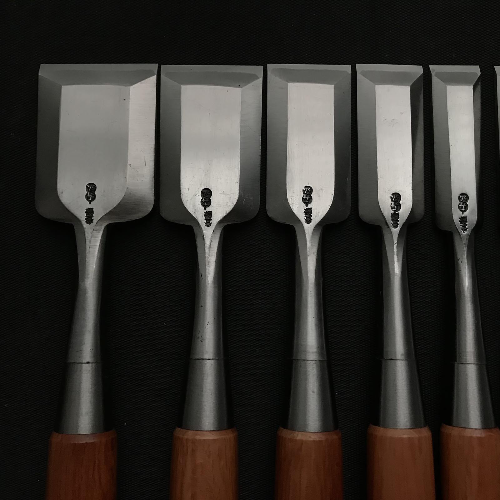 Old stock Toshihiro Bench chisels set by Sukemaru with Quadruple Ura 掘出し物 寿弘 四代助丸問屋銘 碓氷淑郎 磨き仕上四つ裏追入組鑿 桐箱付 Oirenomi