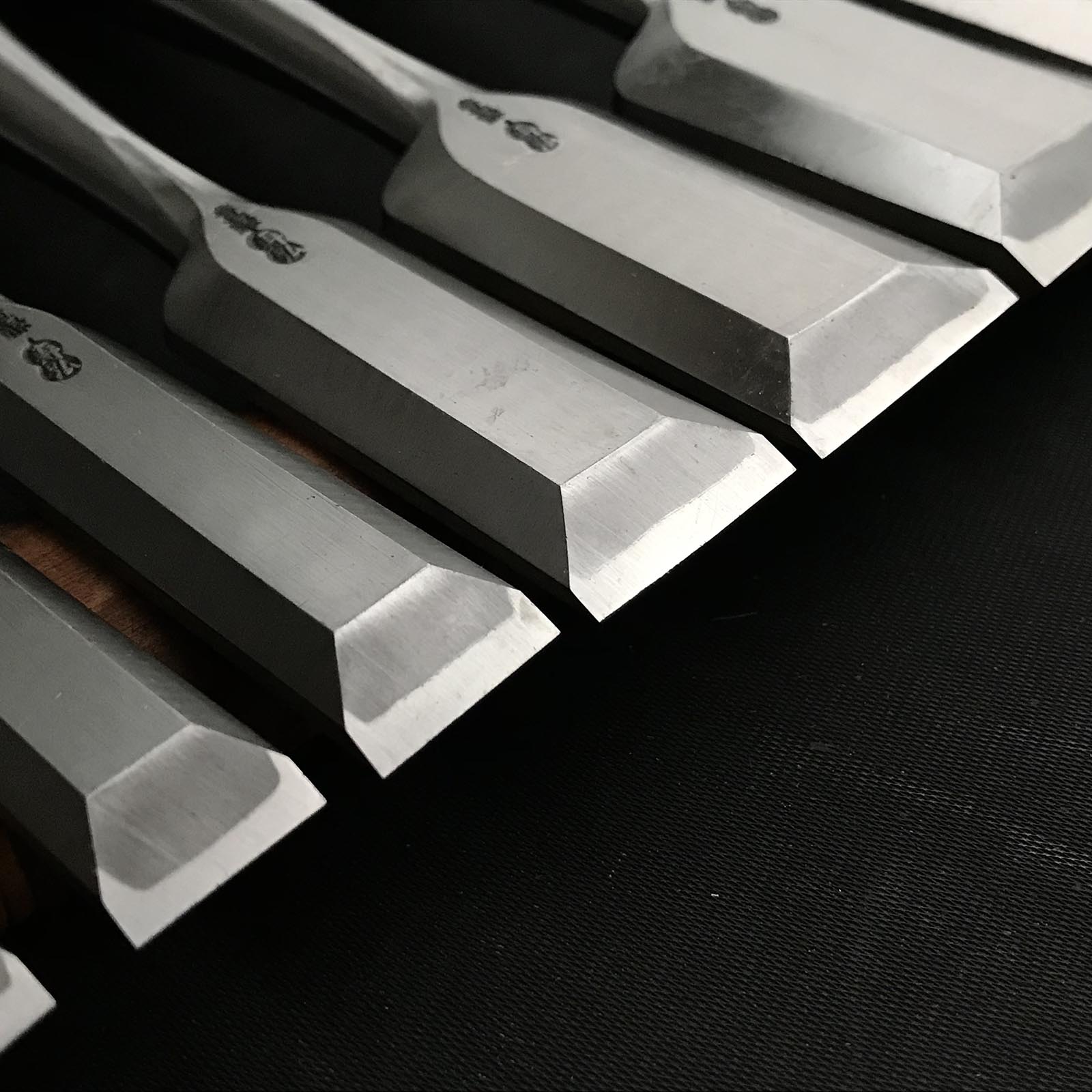 Old stock Toshihiro Bench chisels set by Sukemaru with Quadruple Ura 掘出し物 寿弘 四代助丸問屋銘 碓氷淑郎 磨き仕上四つ裏追入組鑿 桐箱付 Oirenomi