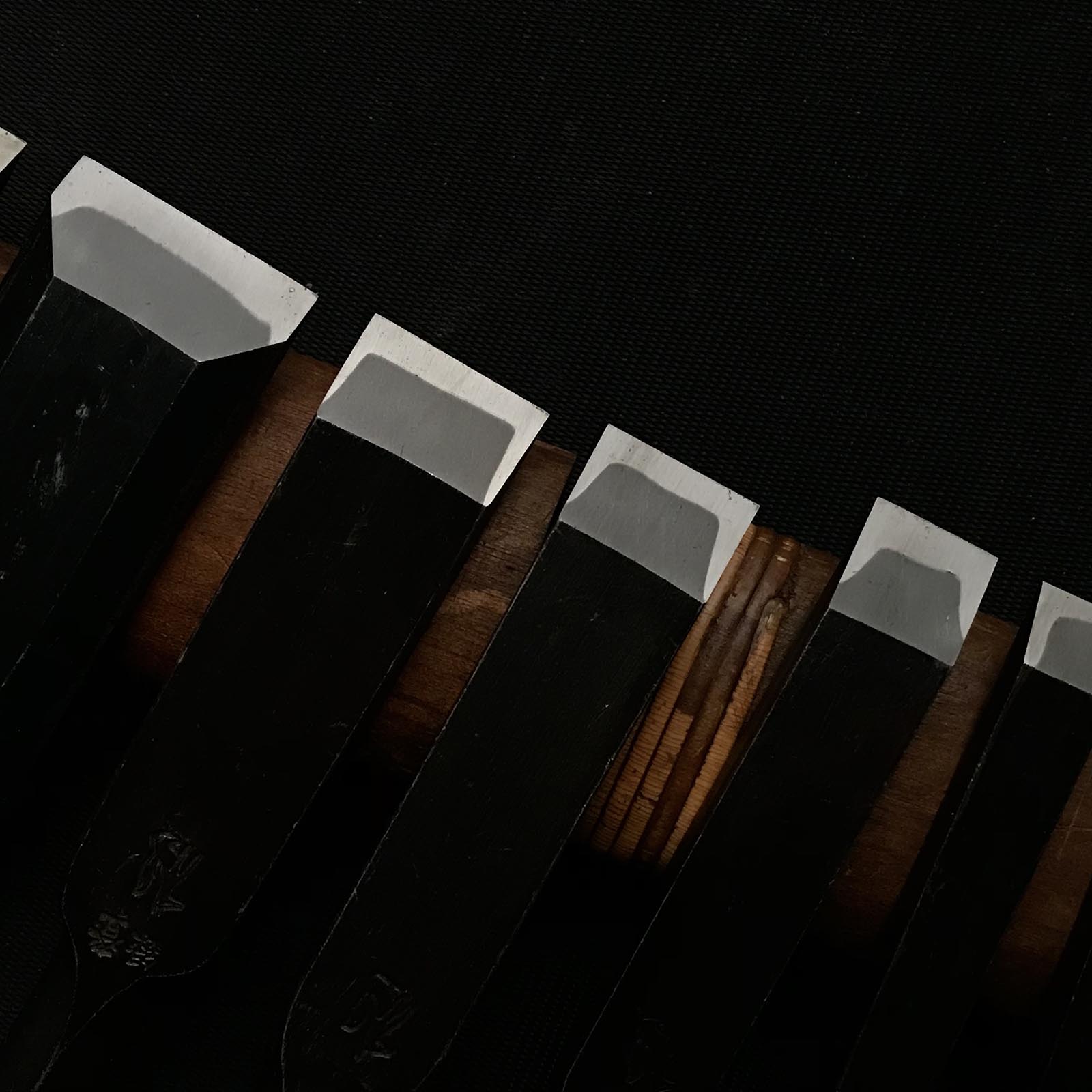 Kitsune Bench chisels set by Isono Nobuo 磯野信夫作 狐 追入組鑿 黄楊柄 Oirenomi