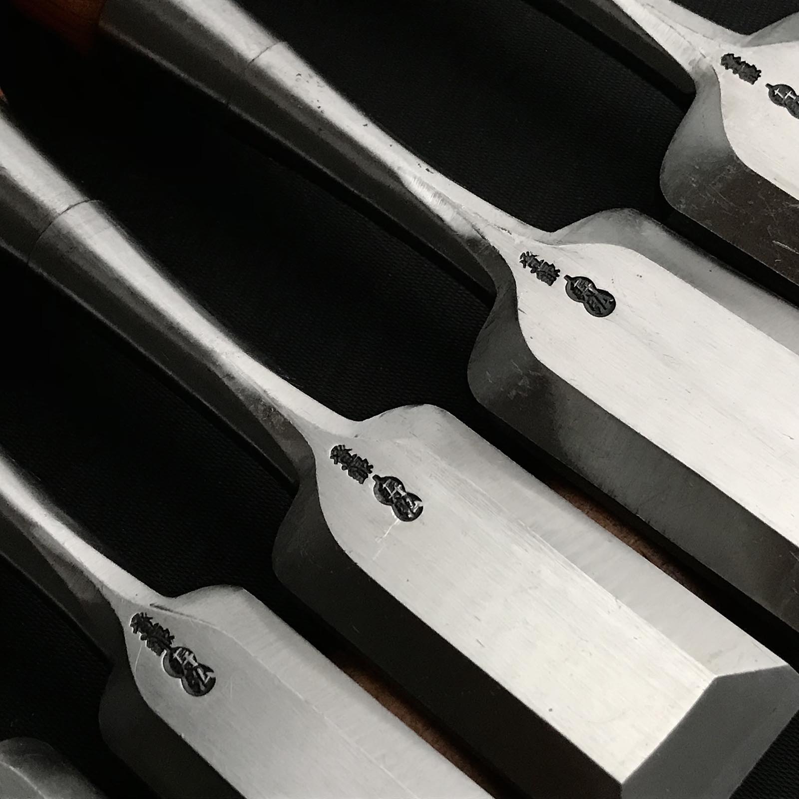 Old stock Toshihiro Bench chisels set by Sukemaru with Quadruple Ura 掘出し物 寿弘 四代助丸問屋銘 碓氷淑郎 磨き仕上四つ裏追入組鑿 桐箱付 Oirenomi